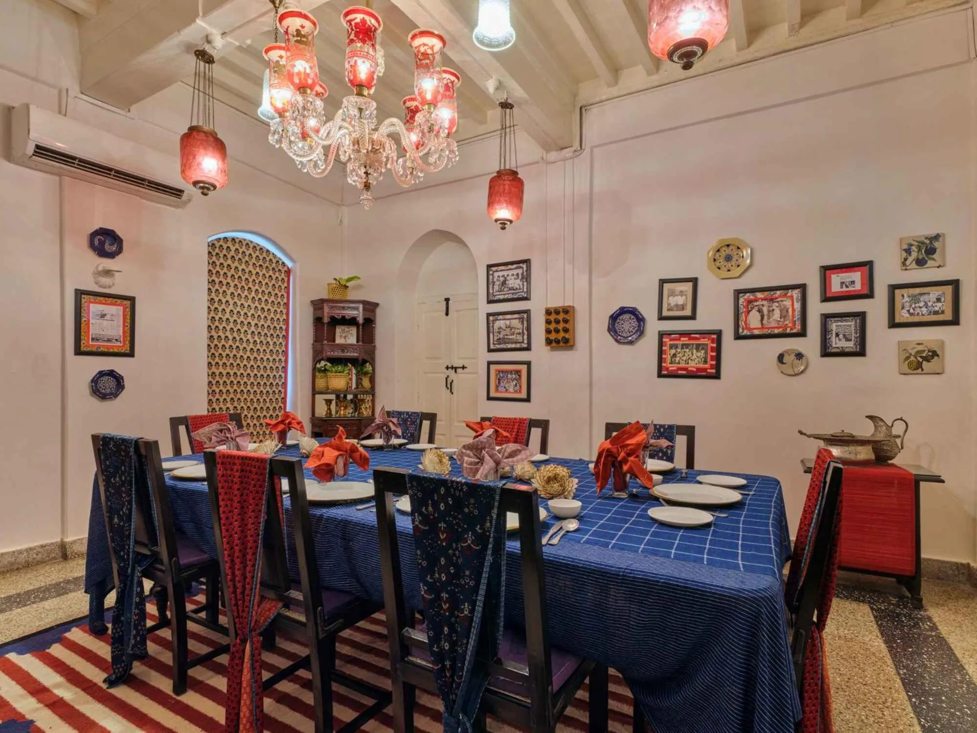 Restaurant/places to eat in juSTa Diwans Bungalow