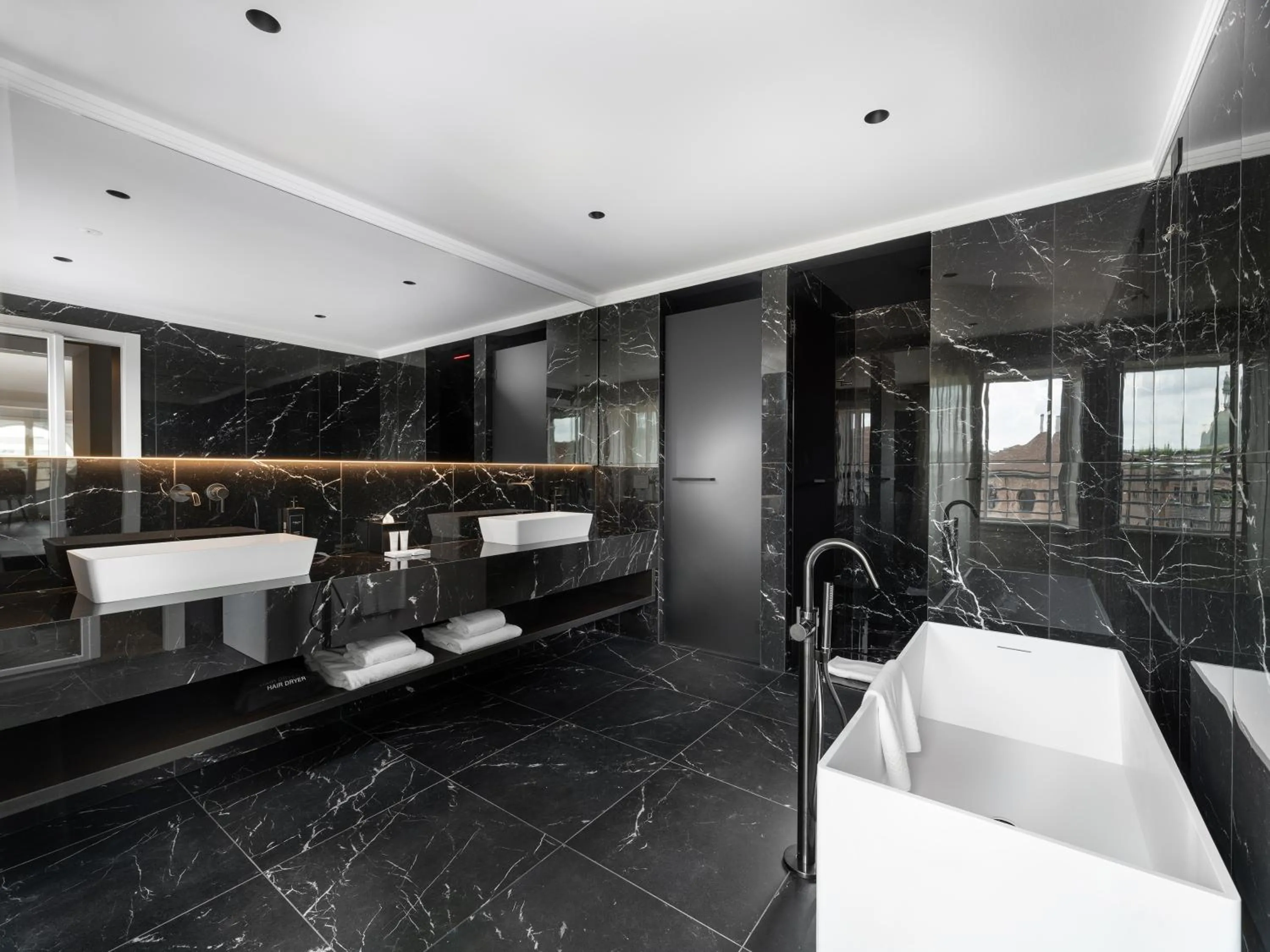 Bathroom in The Glamore Milano Duomo