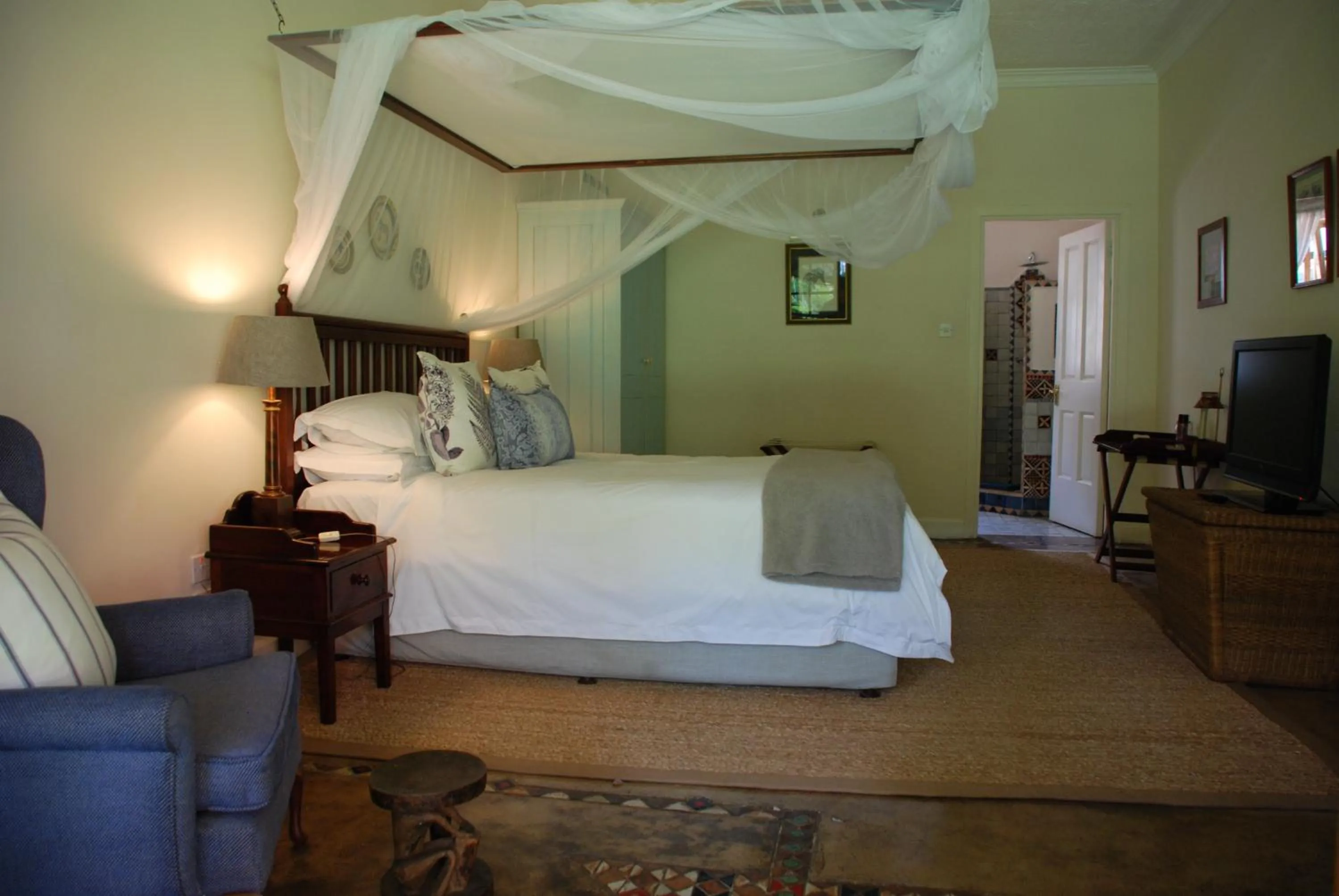 Bathroom, Bed in York Lodge