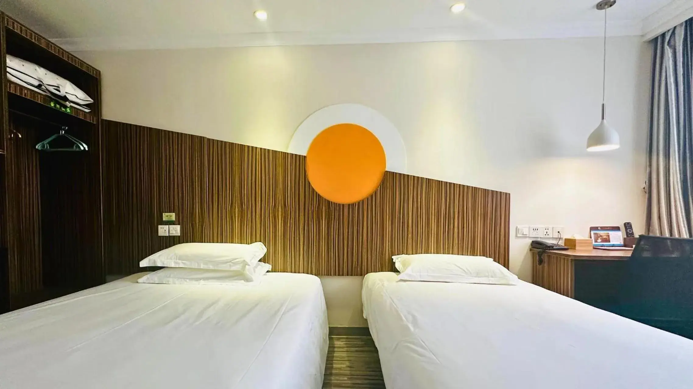 Standard Family Room in Shanghai Zhongan Hotel Xizang North Road Subway Station Branch Standard Family Room in Shanghai Zhongan Hotel Xizang North Road Subway Station Branch