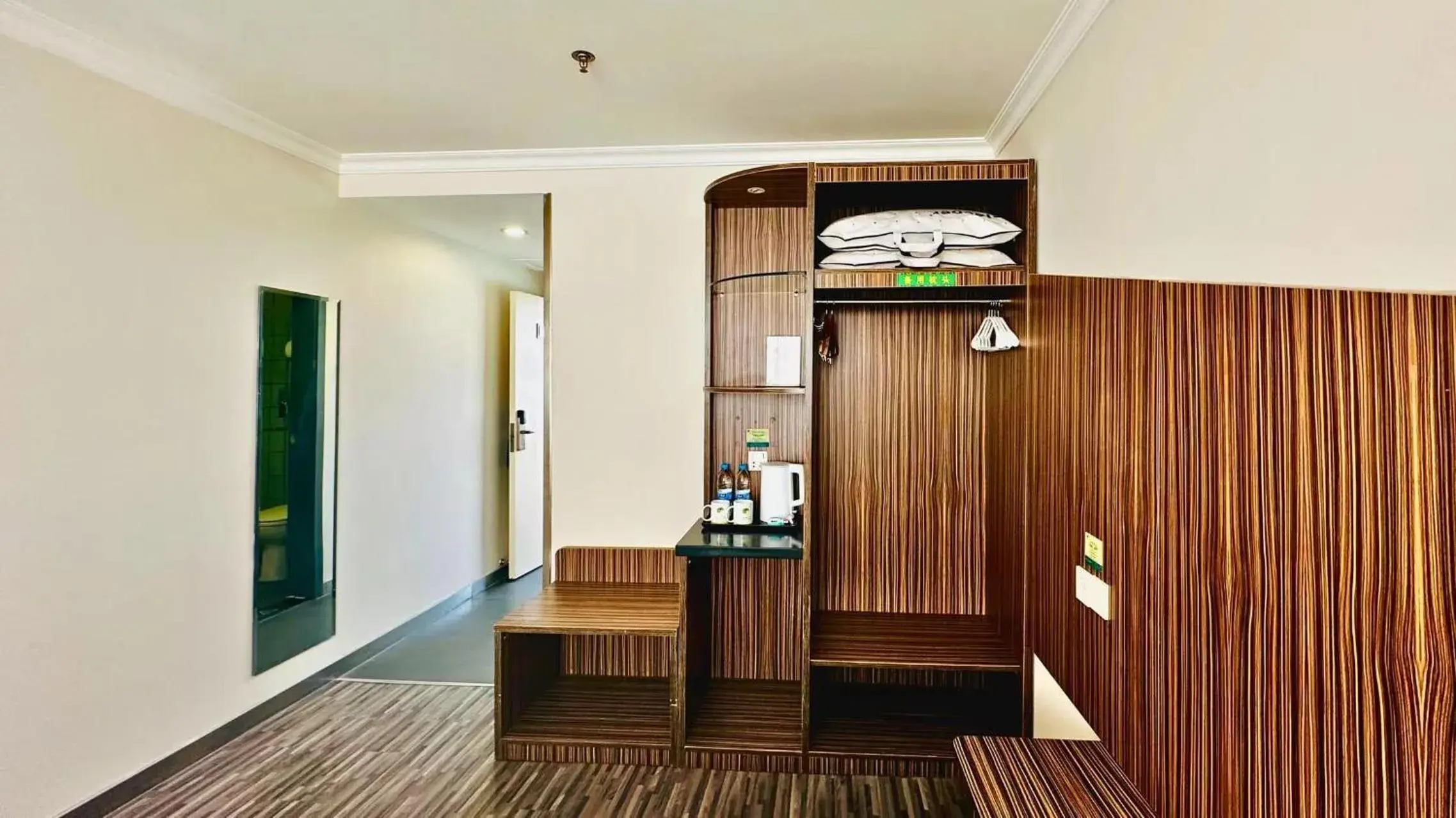 Deluxe Double Room in Shanghai Zhongan Hotel Xizang North Road Subway Station Branch Deluxe Double Room in Shanghai Zhongan Hotel Xizang North Road Subway Station Branch