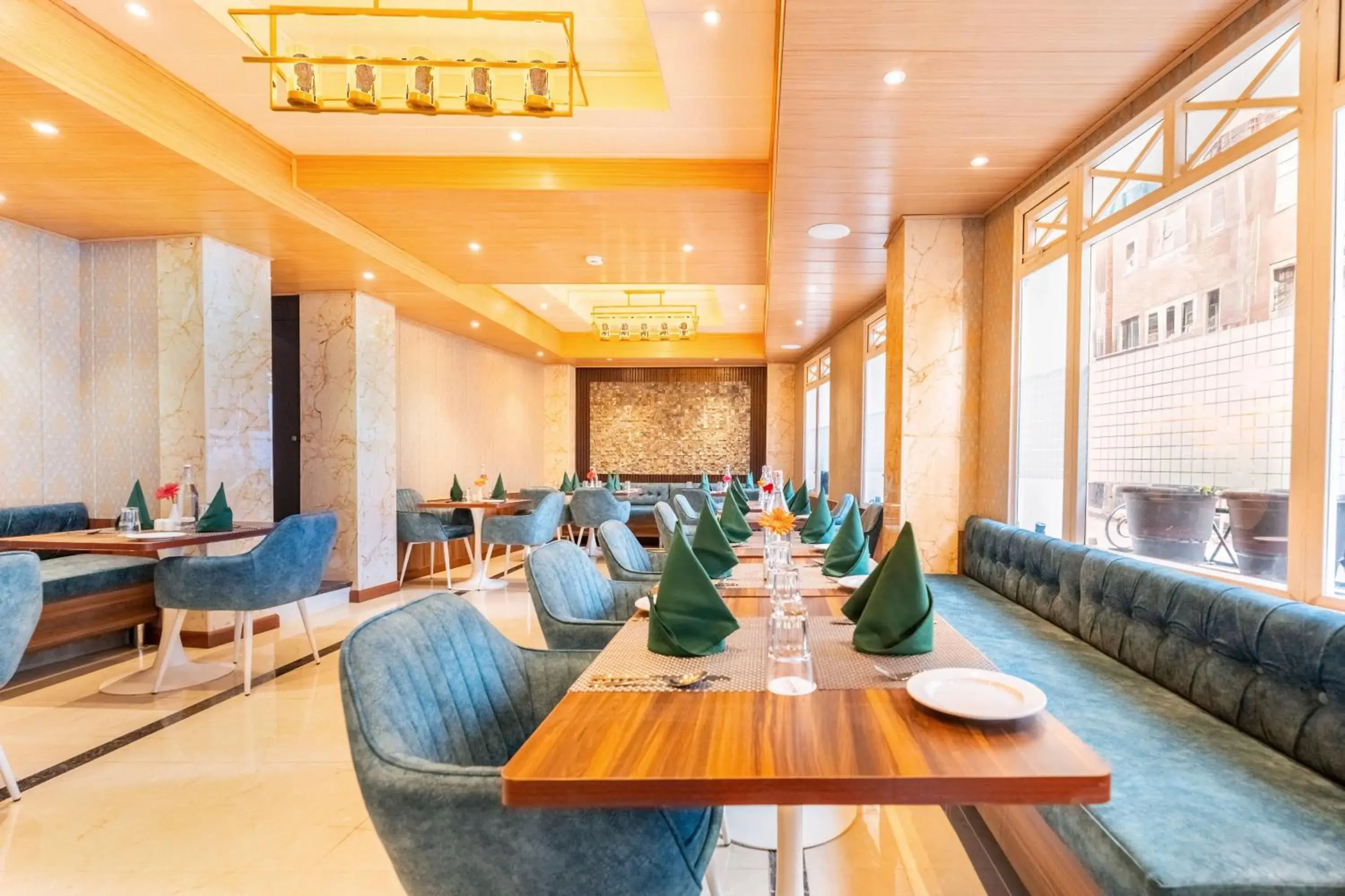 Restaurant/places to eat in Summit Mall Stone Hotel Restaurant/places to eat in Summit Mall Stone Hotel