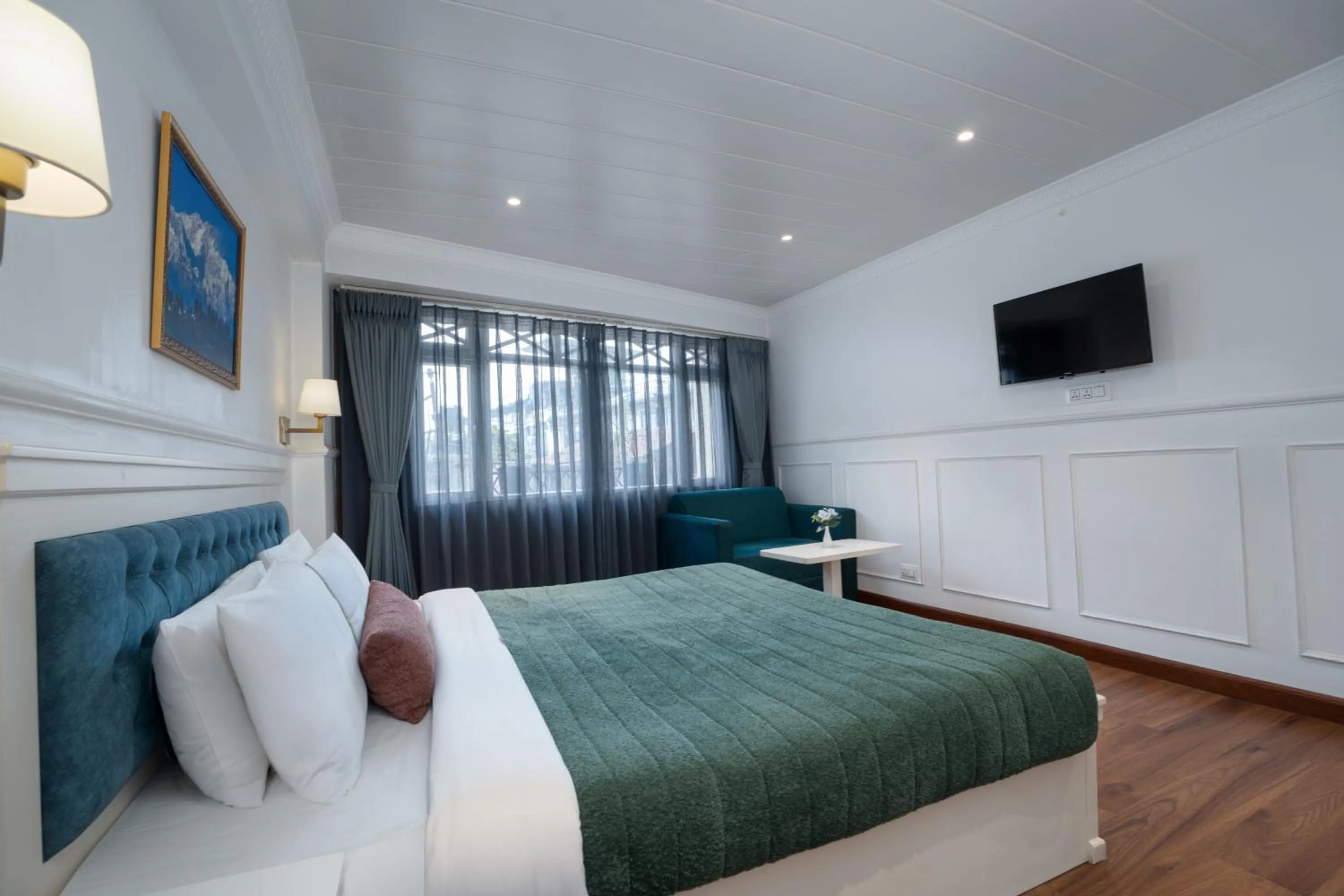 Bed in Summit Mall Stone Hotel