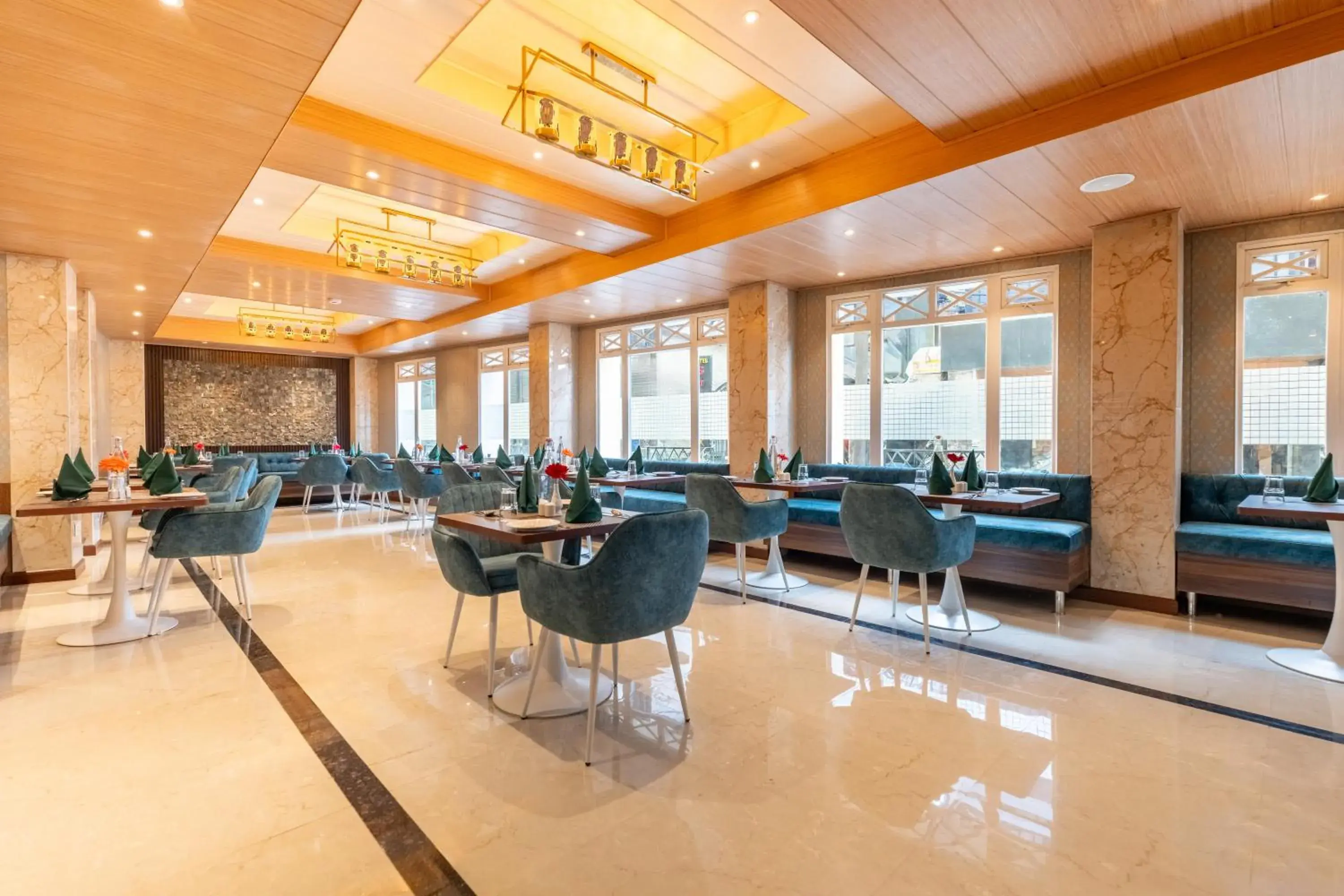 Restaurant/places to eat in Summit Mall Stone Hotel Restaurant/places to eat in Summit Mall Stone Hotel