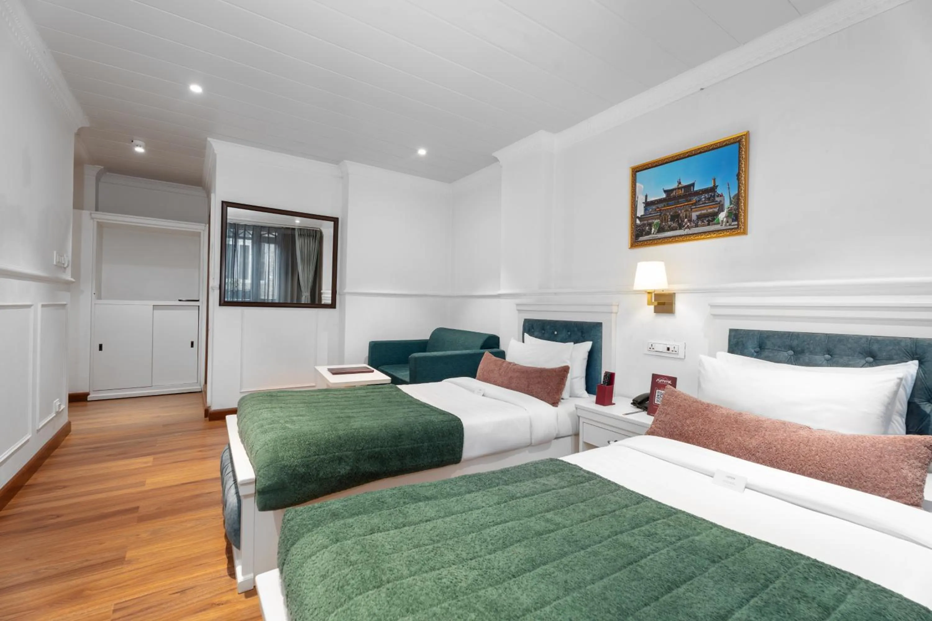 Bed in Summit Mall Stone Hotel