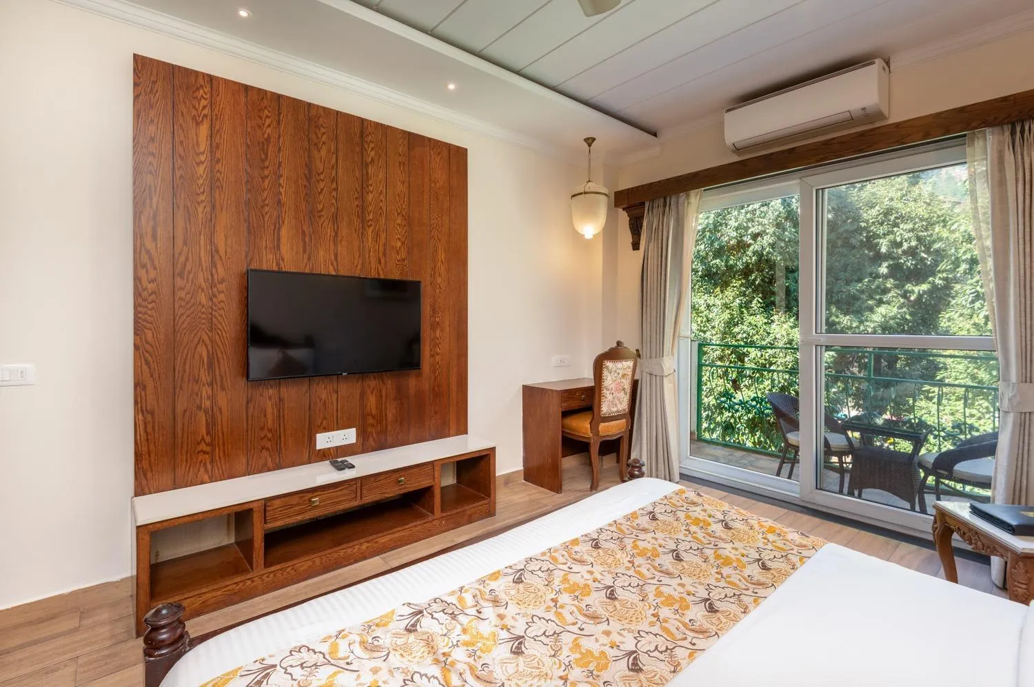 Bed in Quality Inn by Lawrence Hotels