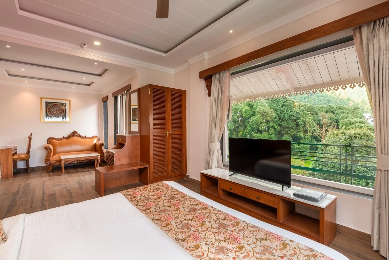 Bed in Quality Inn by Lawrence Hotels