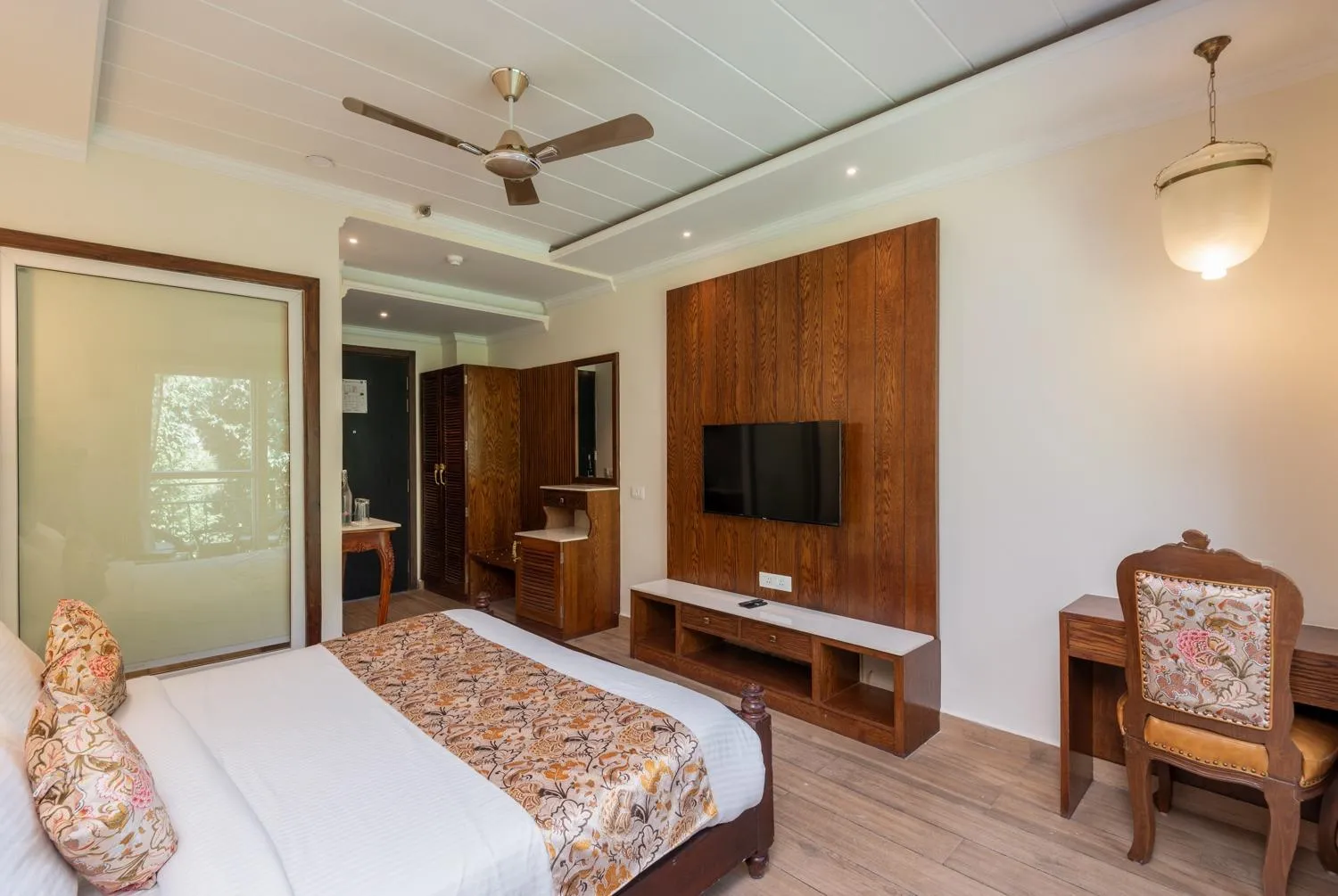 Bed in Quality Inn by Lawrence Hotels