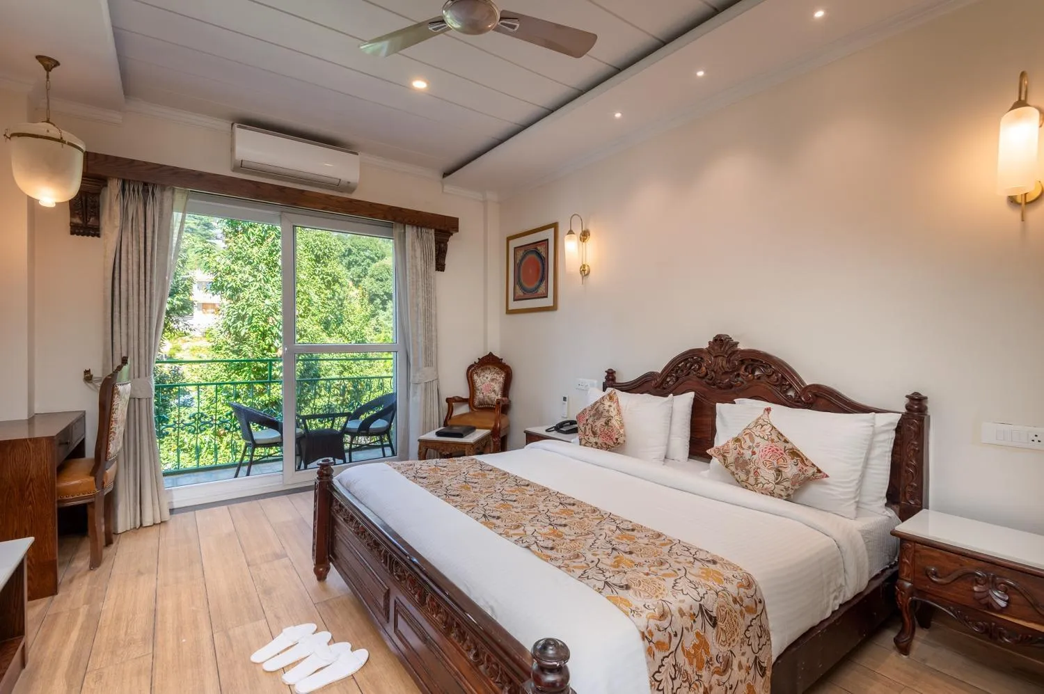 Bed in Quality Inn by Lawrence Hotels