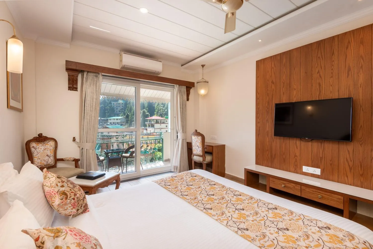 Bed in Quality Inn by Lawrence Hotels