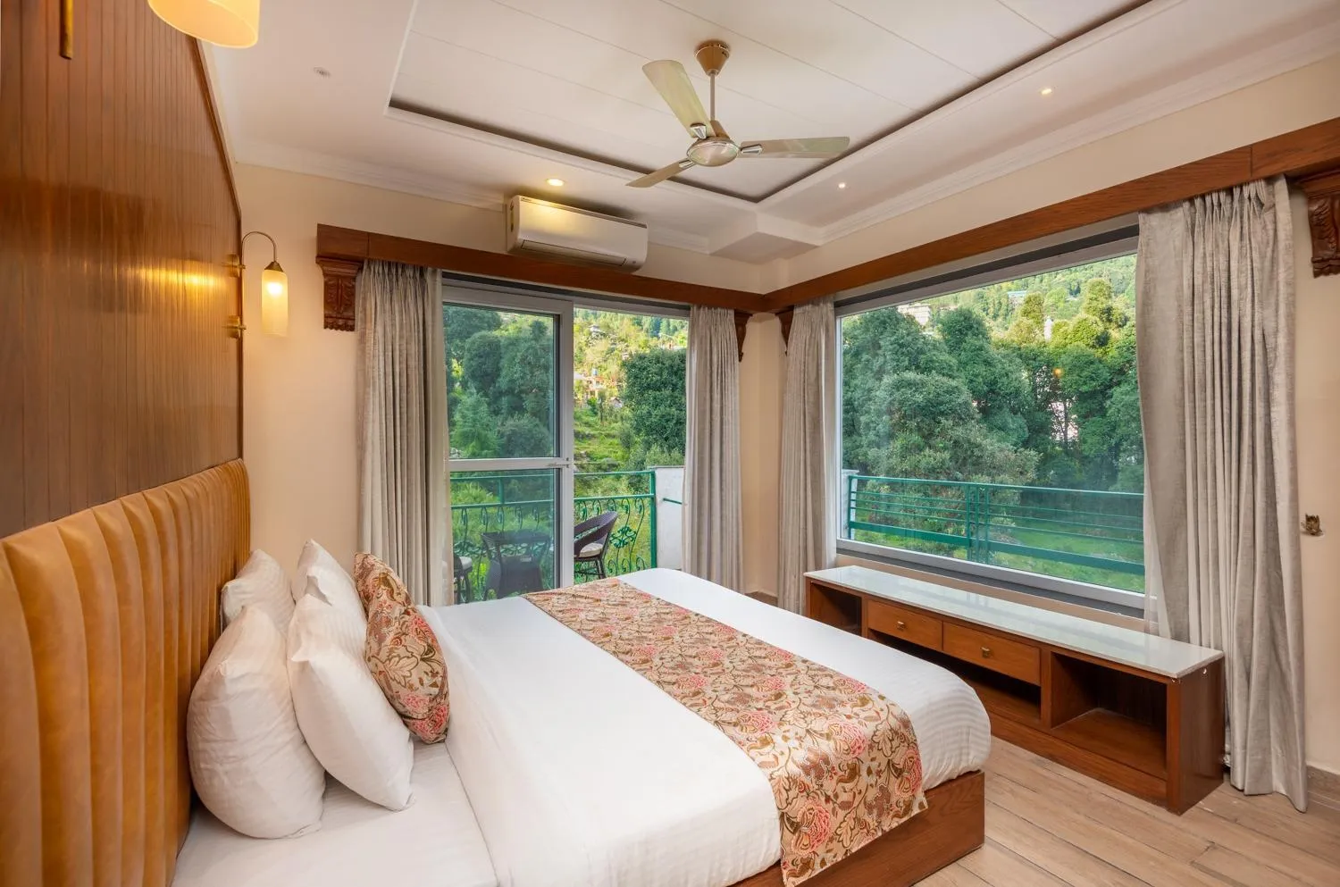 Bed in Quality Inn by Lawrence Hotels