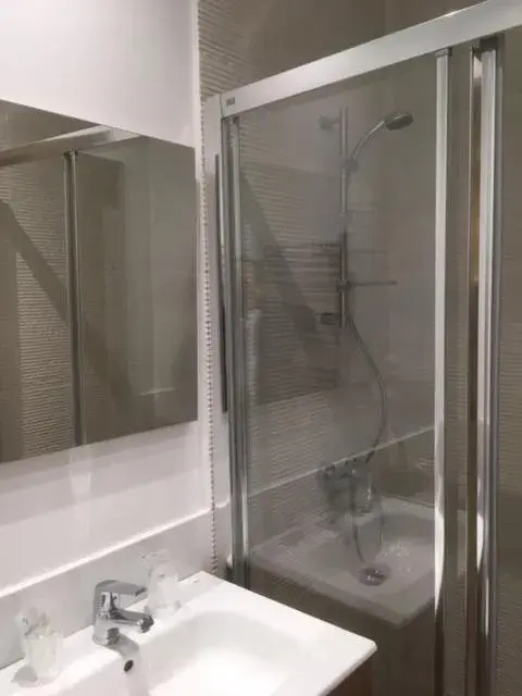 Shower, Bathroom in Hostal Goyal Pizarro