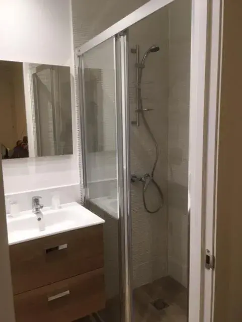 Shower, Bathroom in Hostal Goyal Pizarro