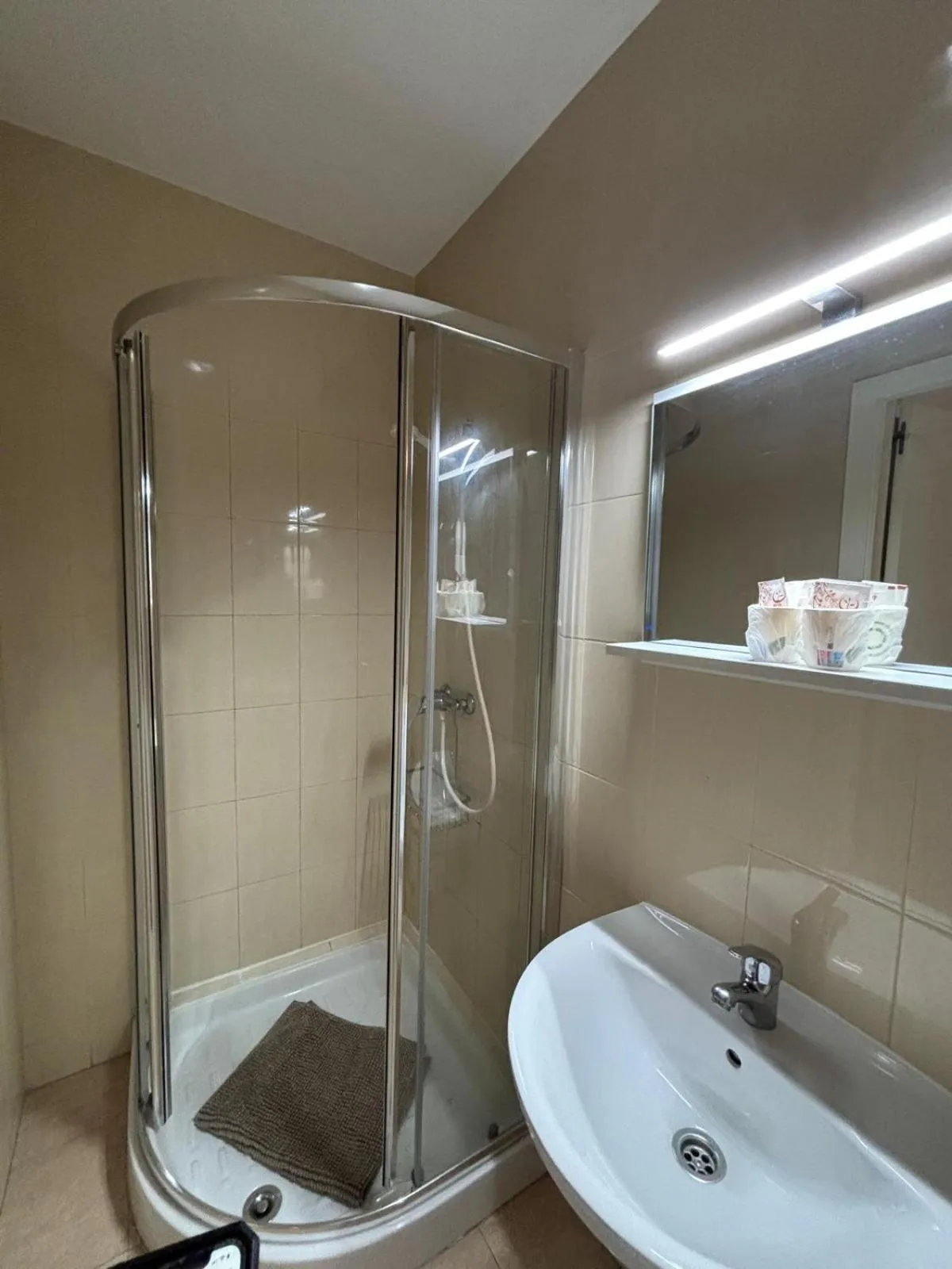 Shower in Hostal Goyal Pizarro