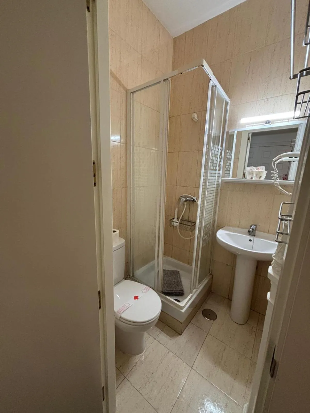 Shower in Hostal Goyal Pizarro