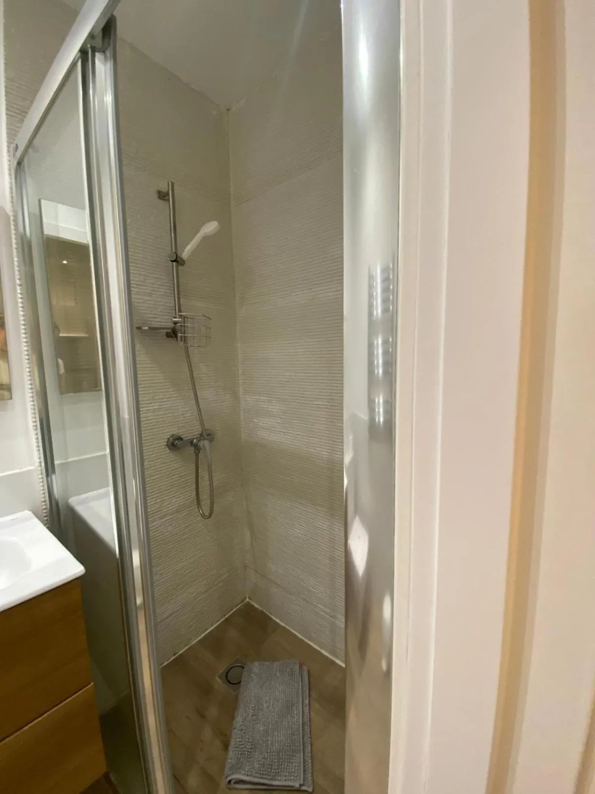 Shower in Hostal Goyal Pizarro