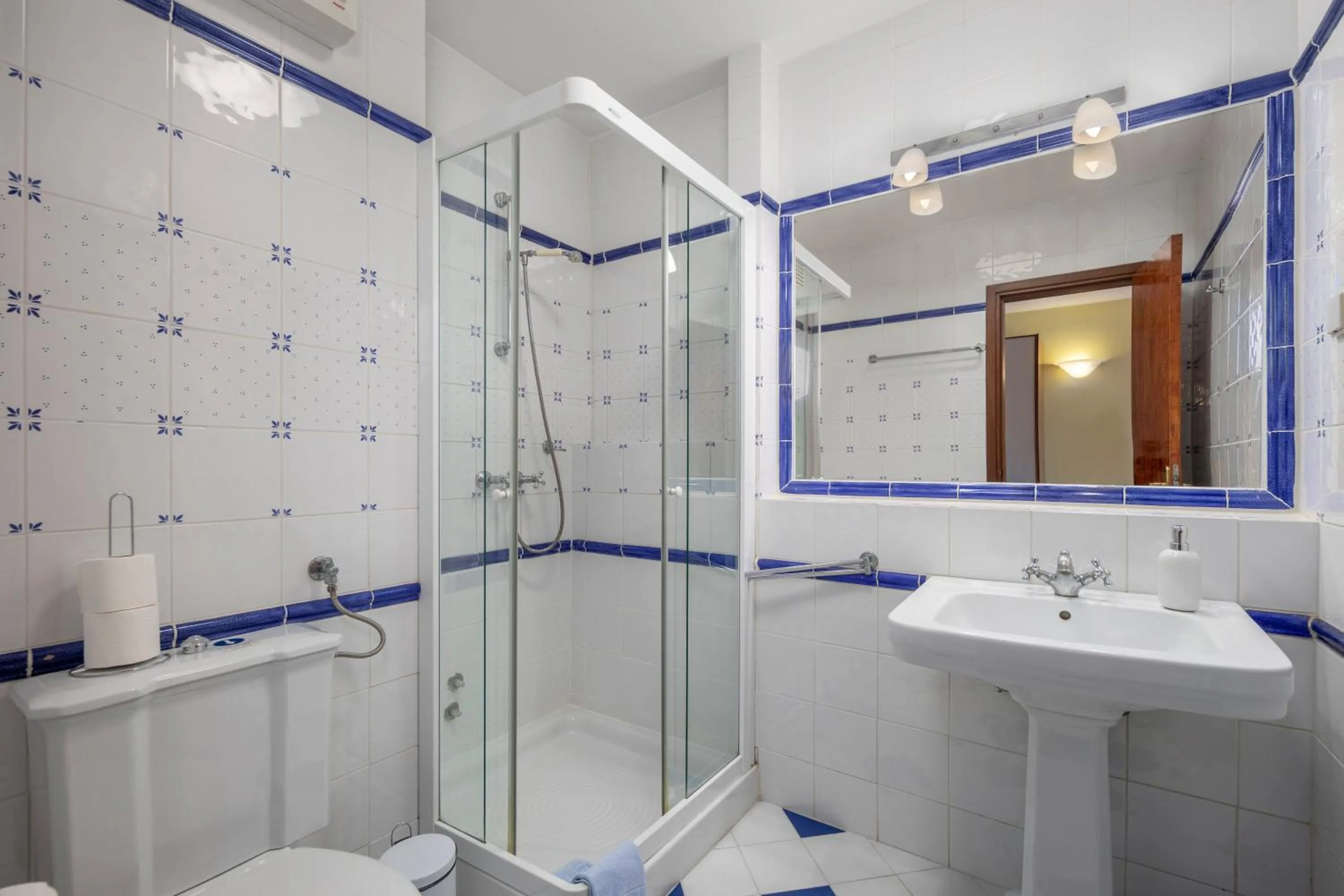 Shower in Villa Valdepian Apartments