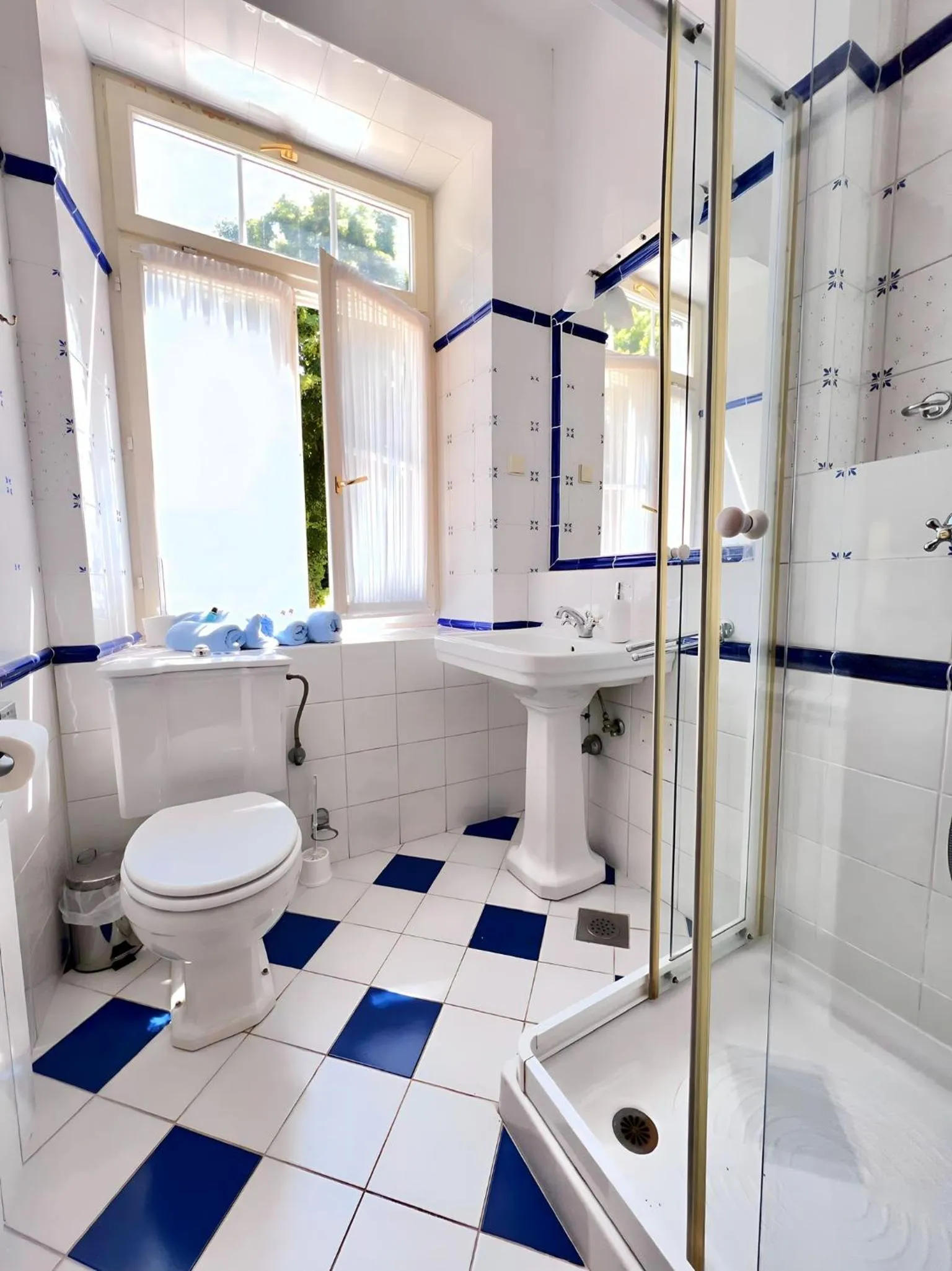 Shower in Villa Valdepian Apartments