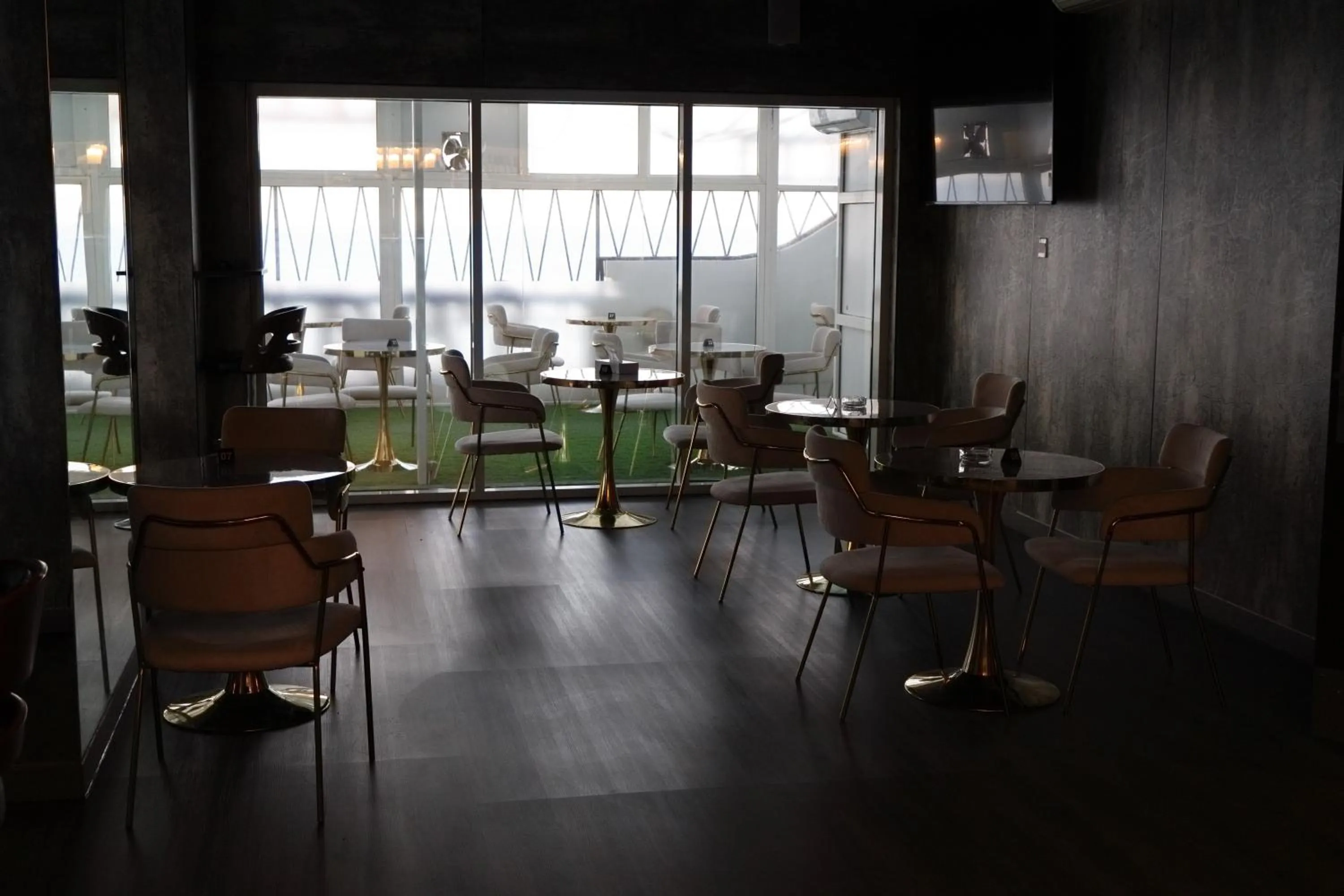 Restaurant/places to eat in Claridge Star Hotel