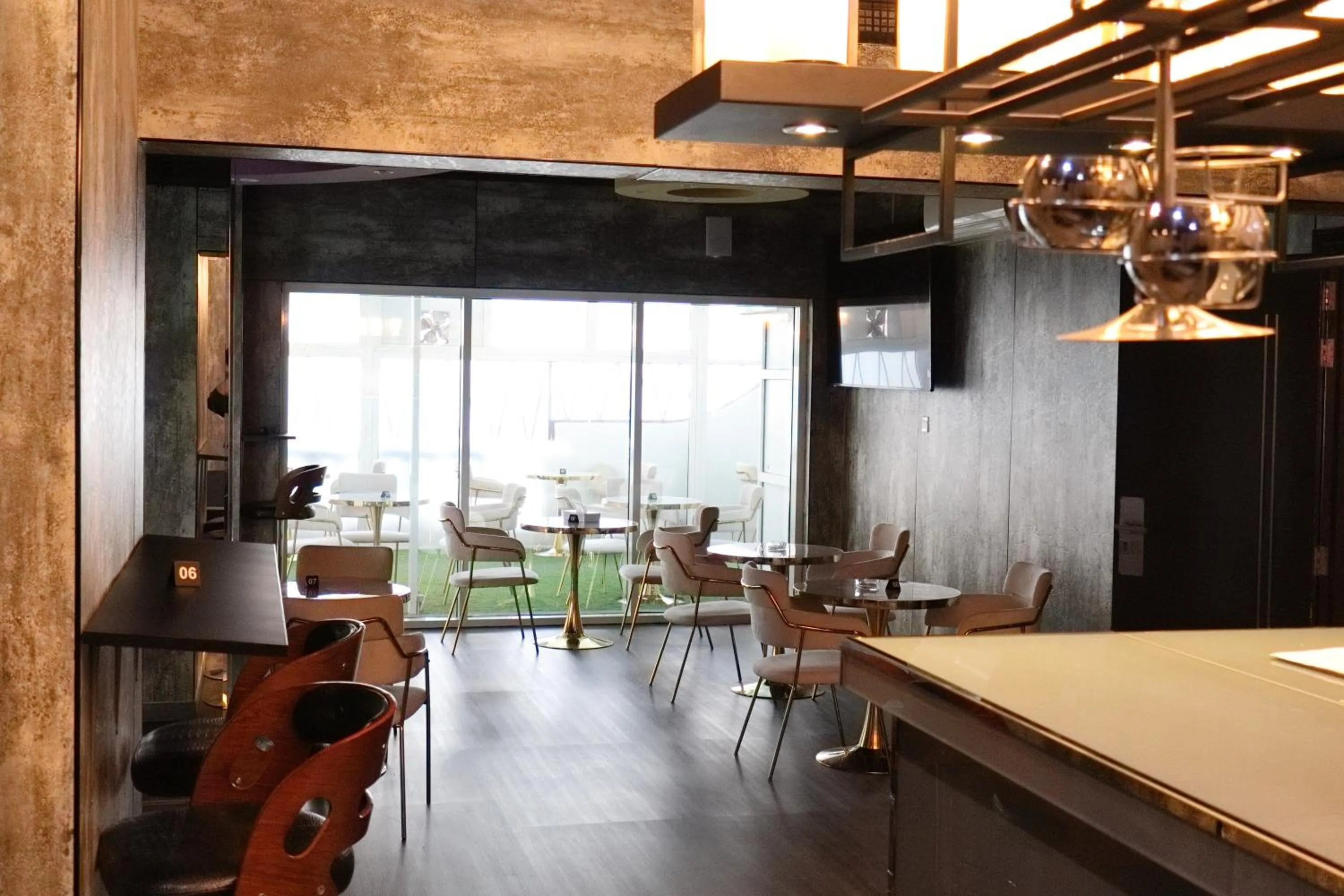 Restaurant/places to eat in Claridge Star Hotel