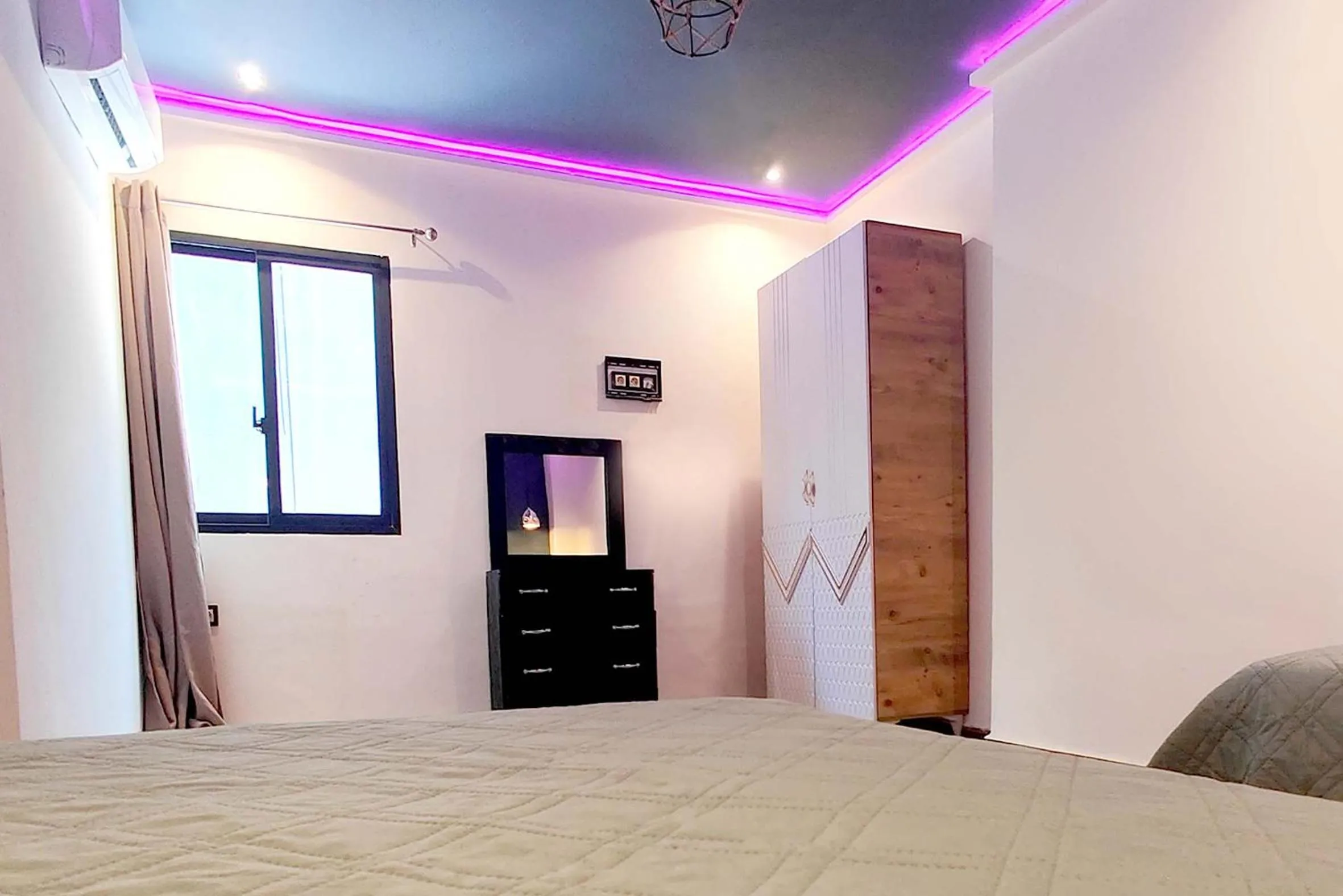 Property building, Bed in Villa Mirasol Hotel