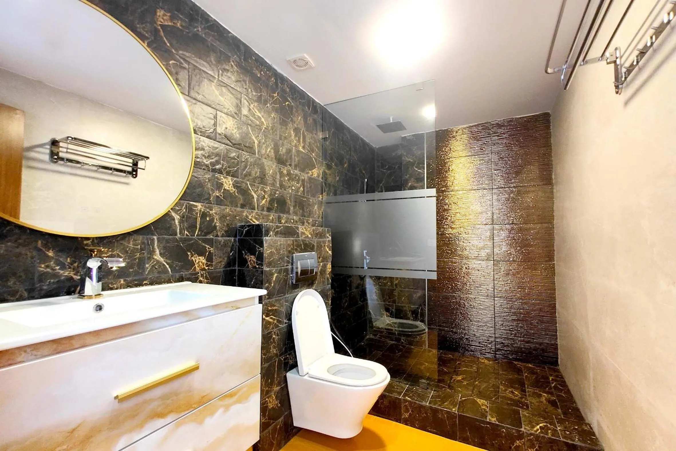 Shower in Villa Mirasol Hotel