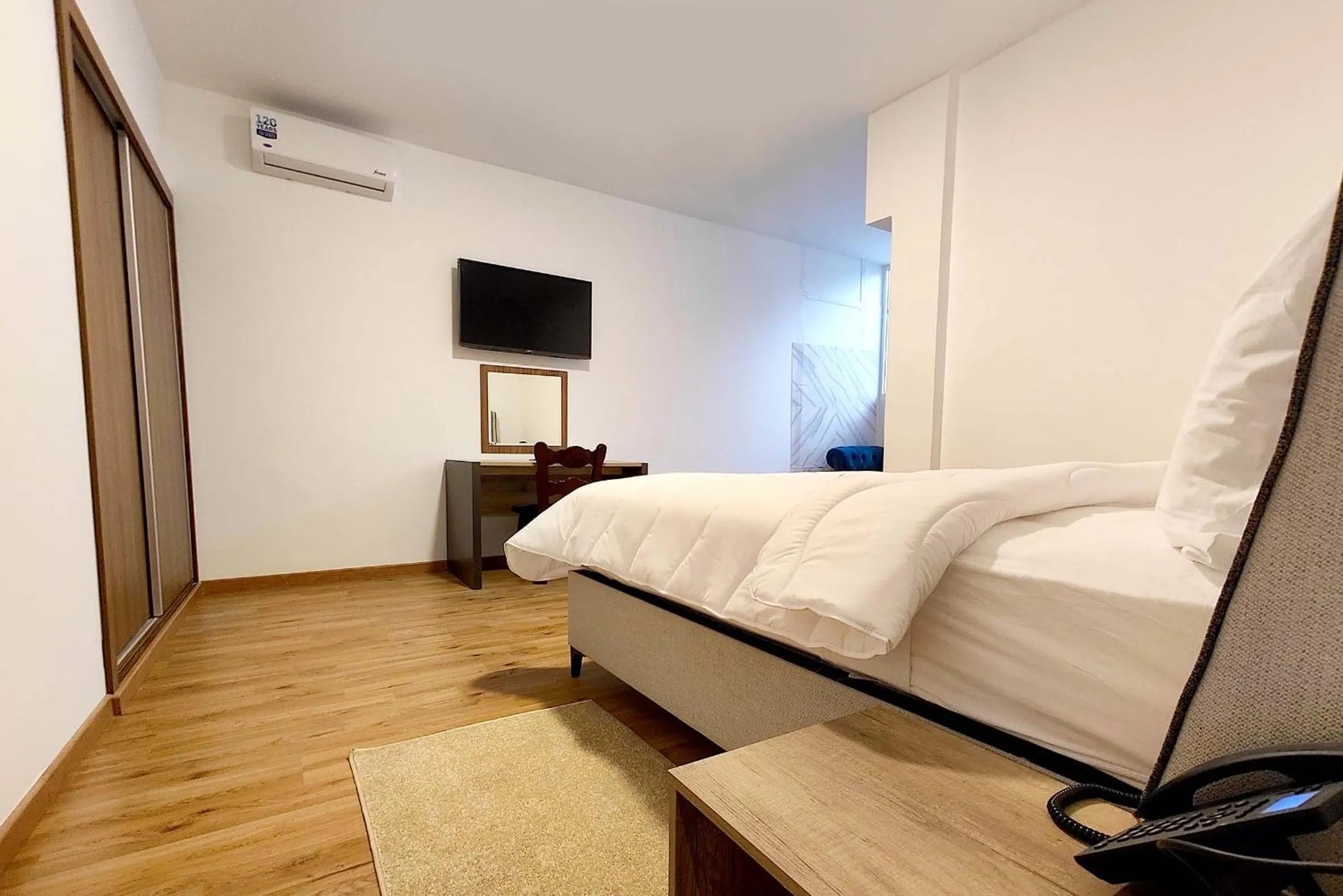 TV and multimedia, Bed in Villa Mirasol Hotel