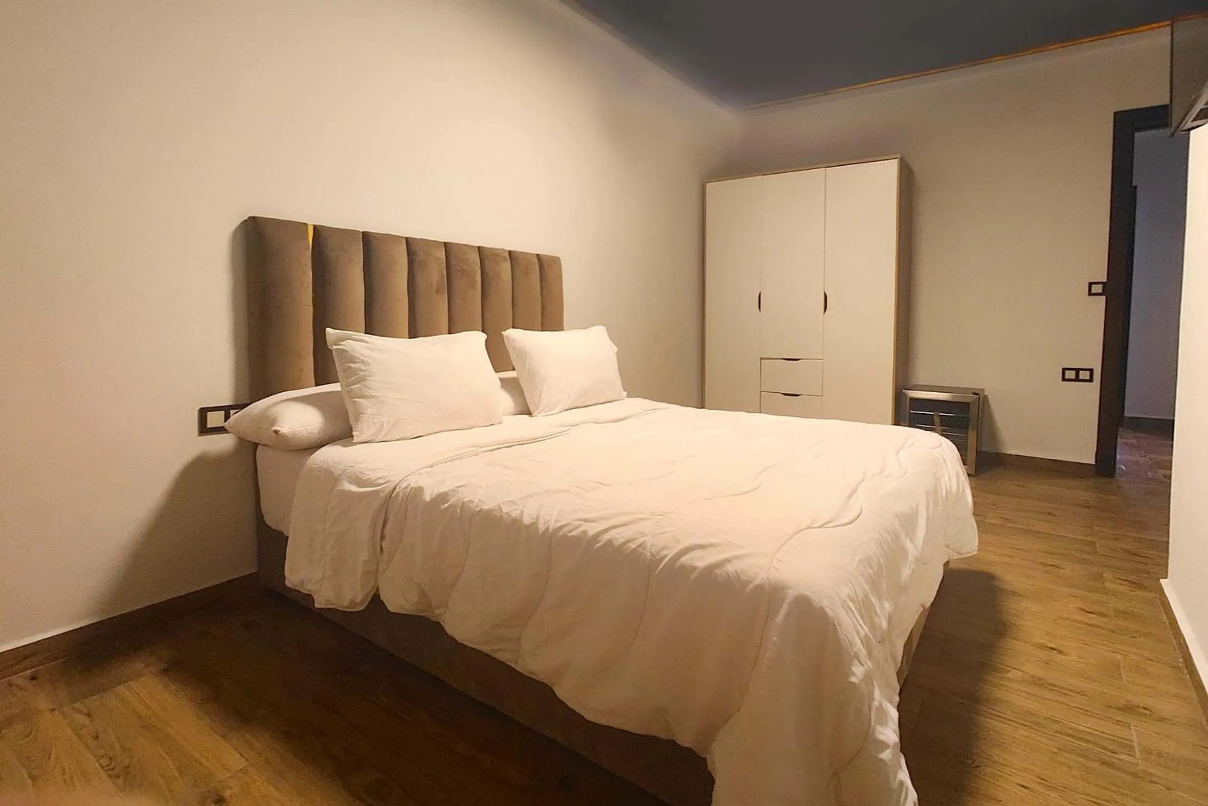 Property building, Bed in Villa Mirasol Hotel