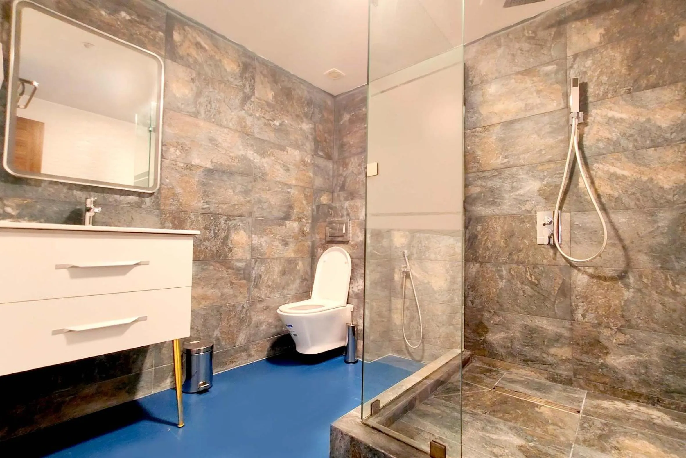 Shower in Villa Mirasol Hotel