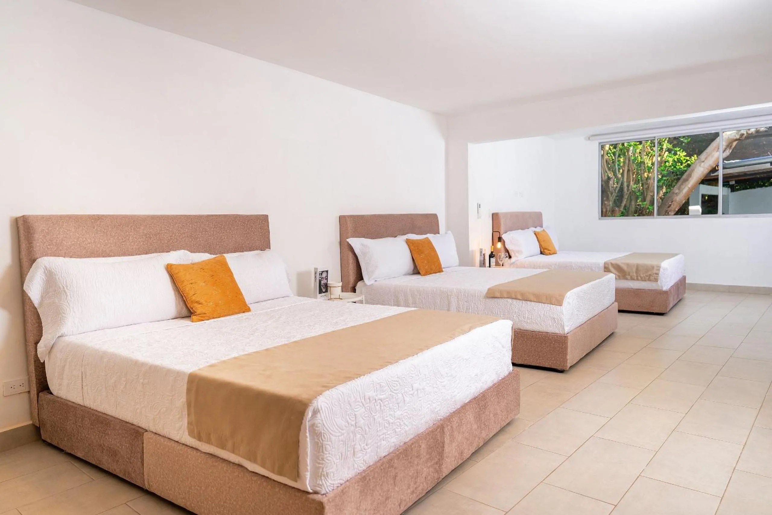Triple Room in Gardin Home