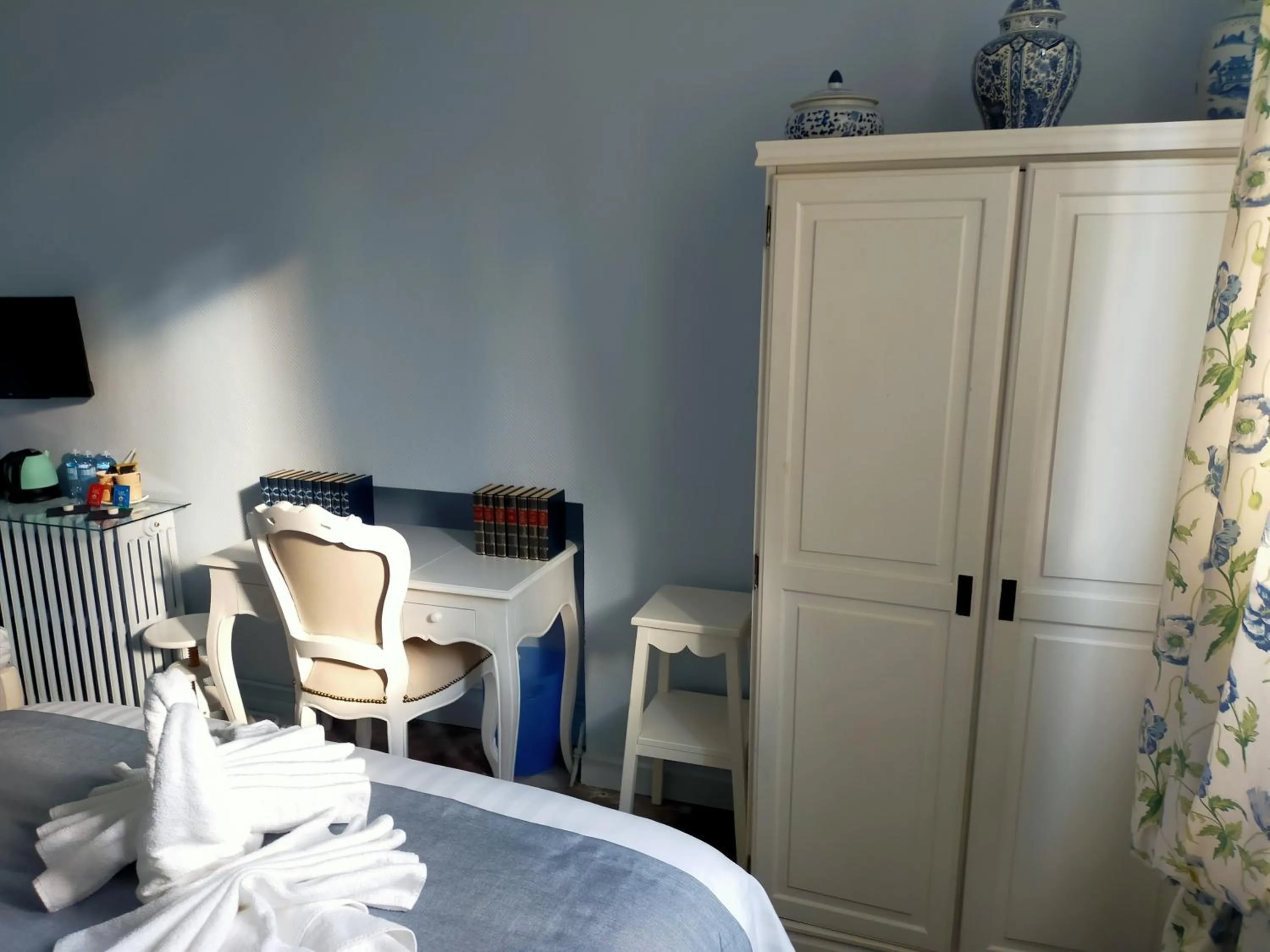 Photo of the whole room in La Maison Bleue de Roubaix