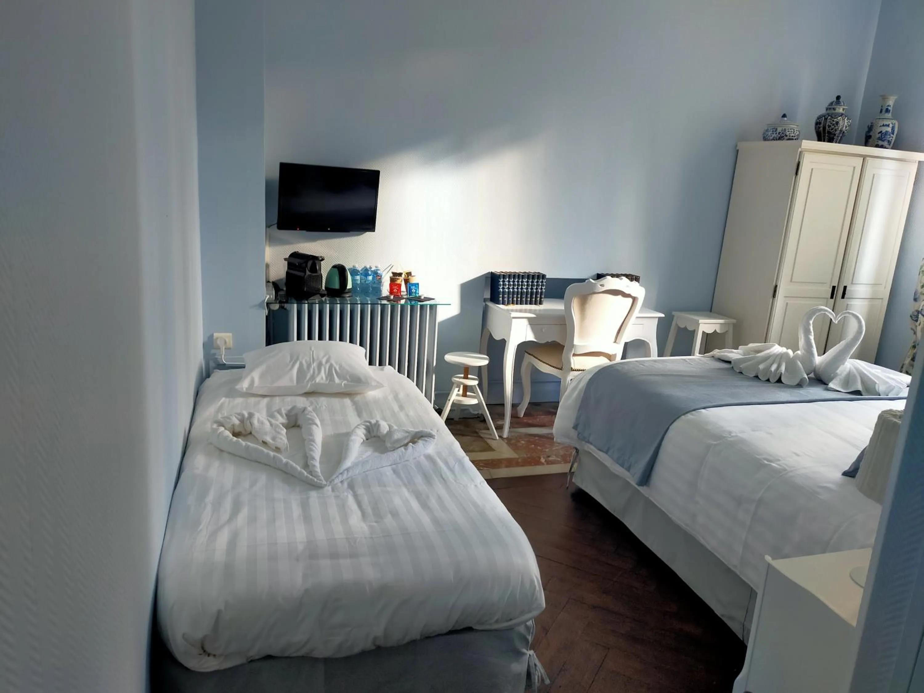 Photo of the whole room in La Maison Bleue de Roubaix