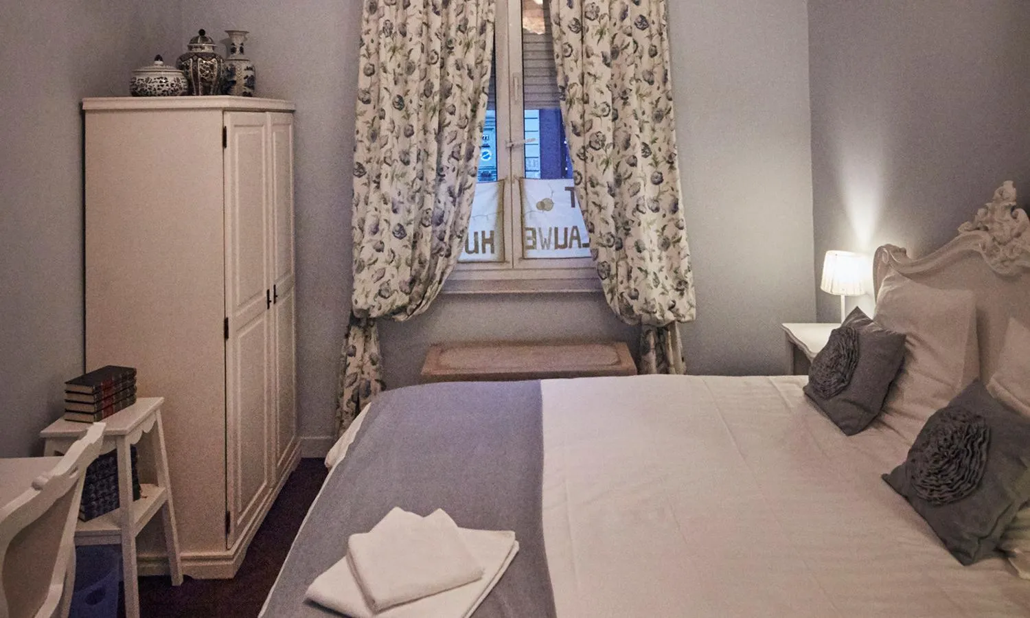 Photo of the whole room in La Maison Bleue de Roubaix