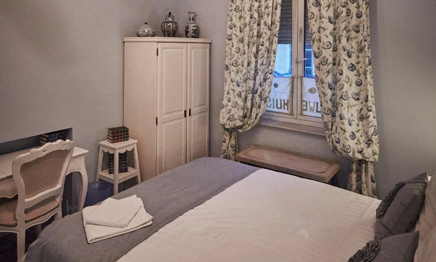 Photo of the whole room in La Maison Bleue de Roubaix