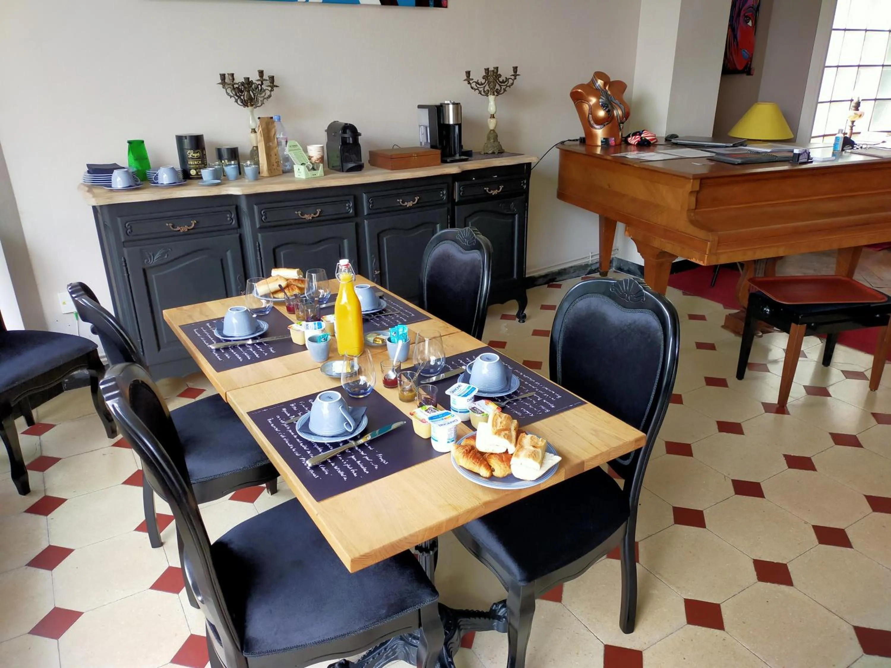 American breakfast in La Maison Bleue de Roubaix