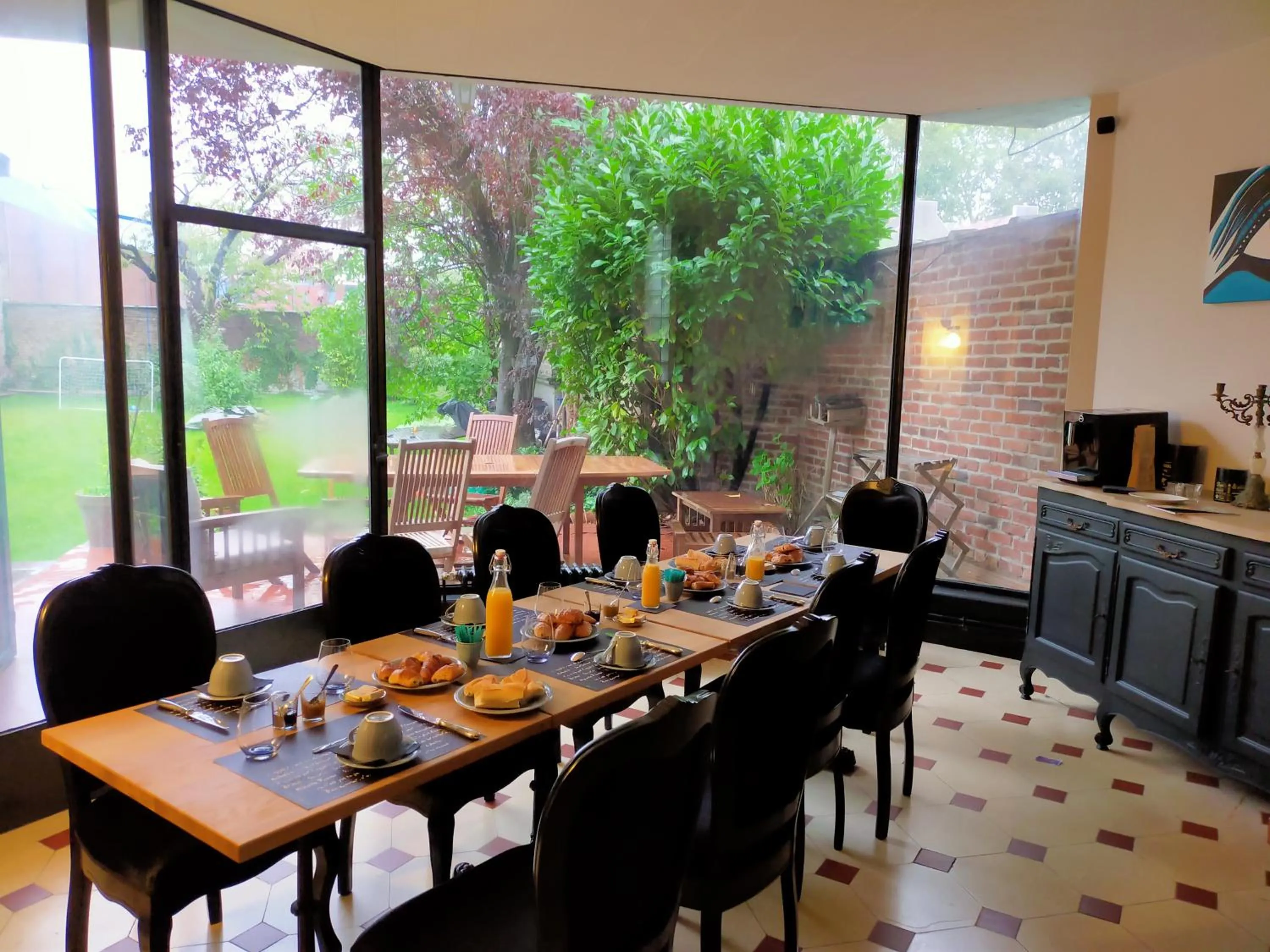 Dining area in La Maison Bleue de Roubaix