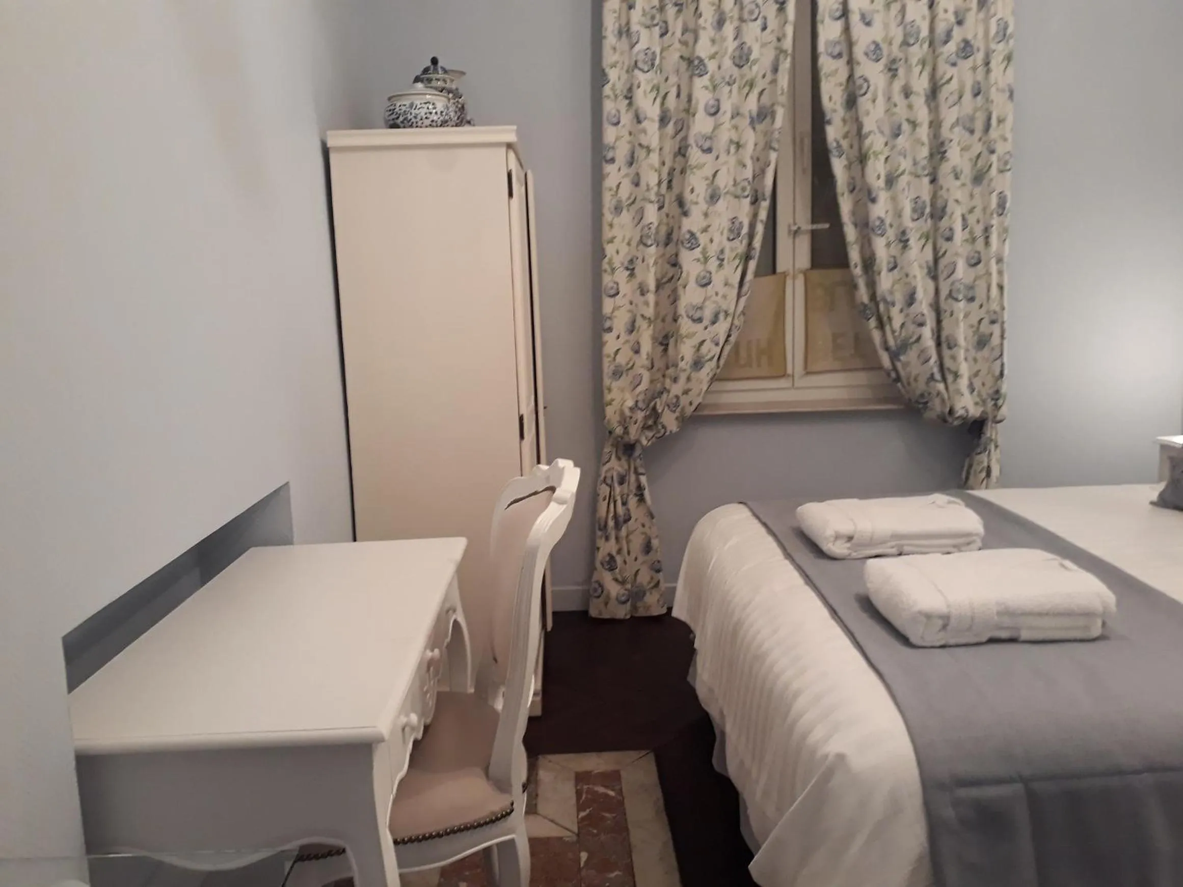 Photo of the whole room in La Maison Bleue de Roubaix