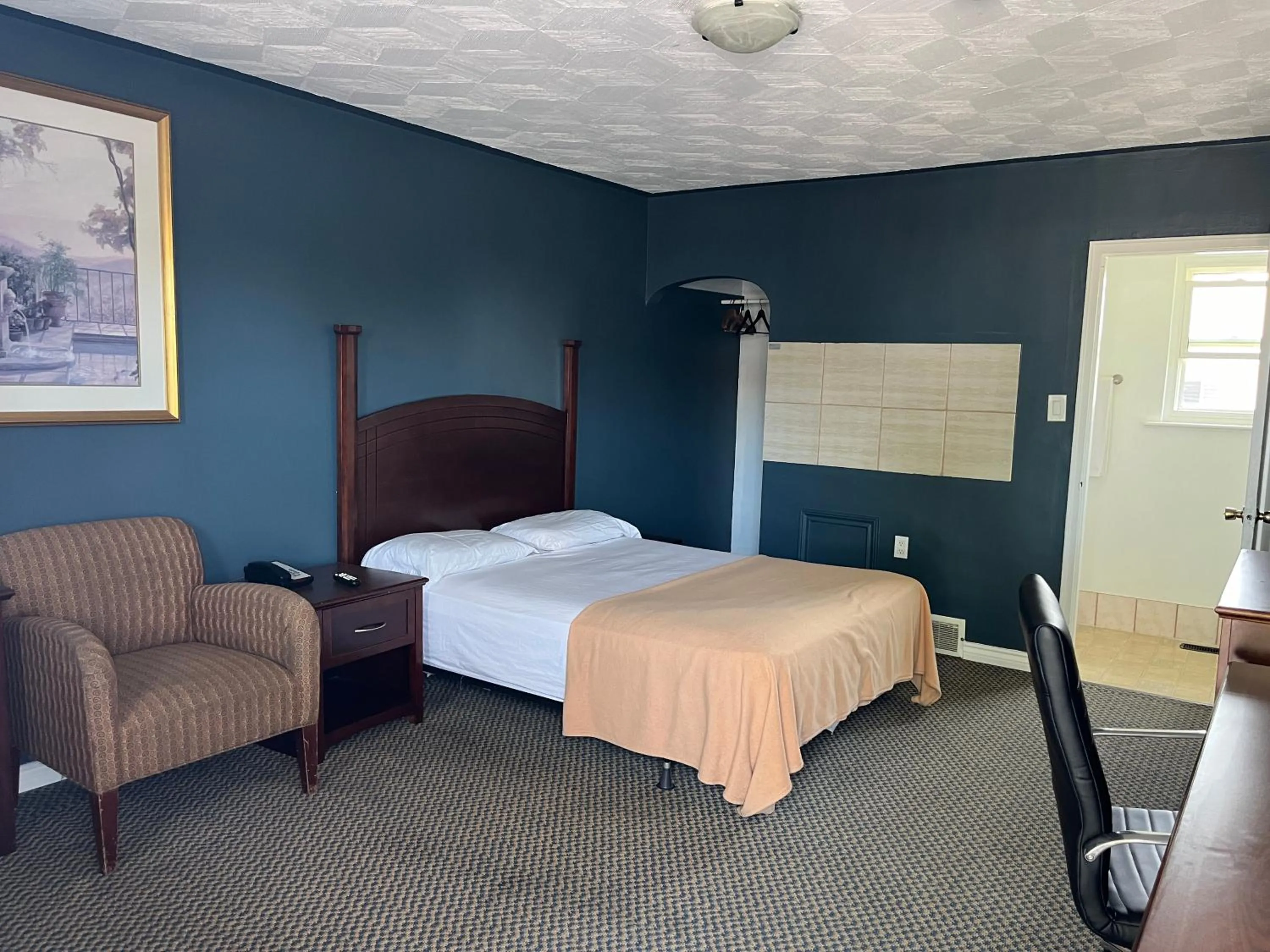 Photo of the whole room, Bed in Eastcourtmotel