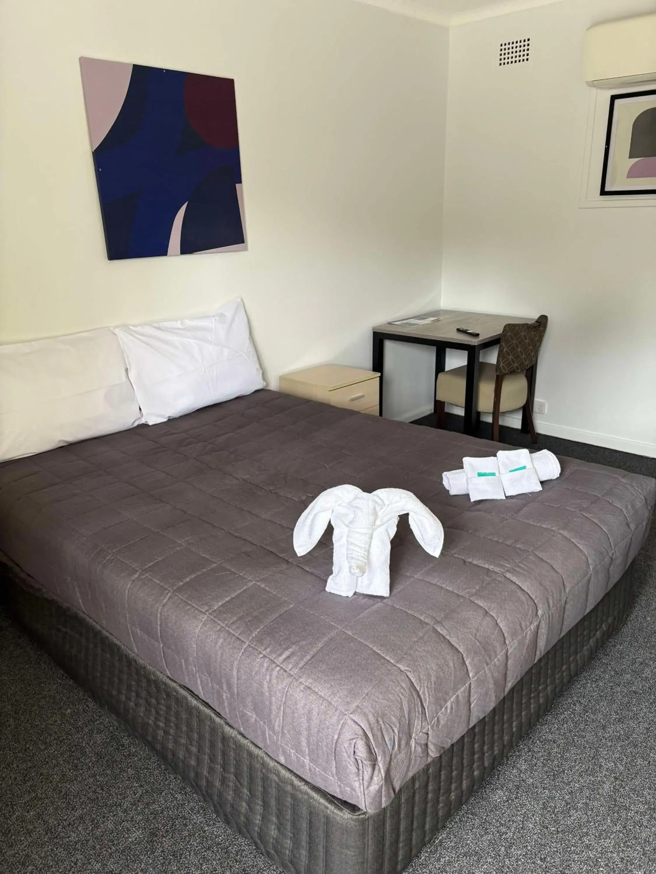 Bed in Manning River Motel Bed in Manning River Motel