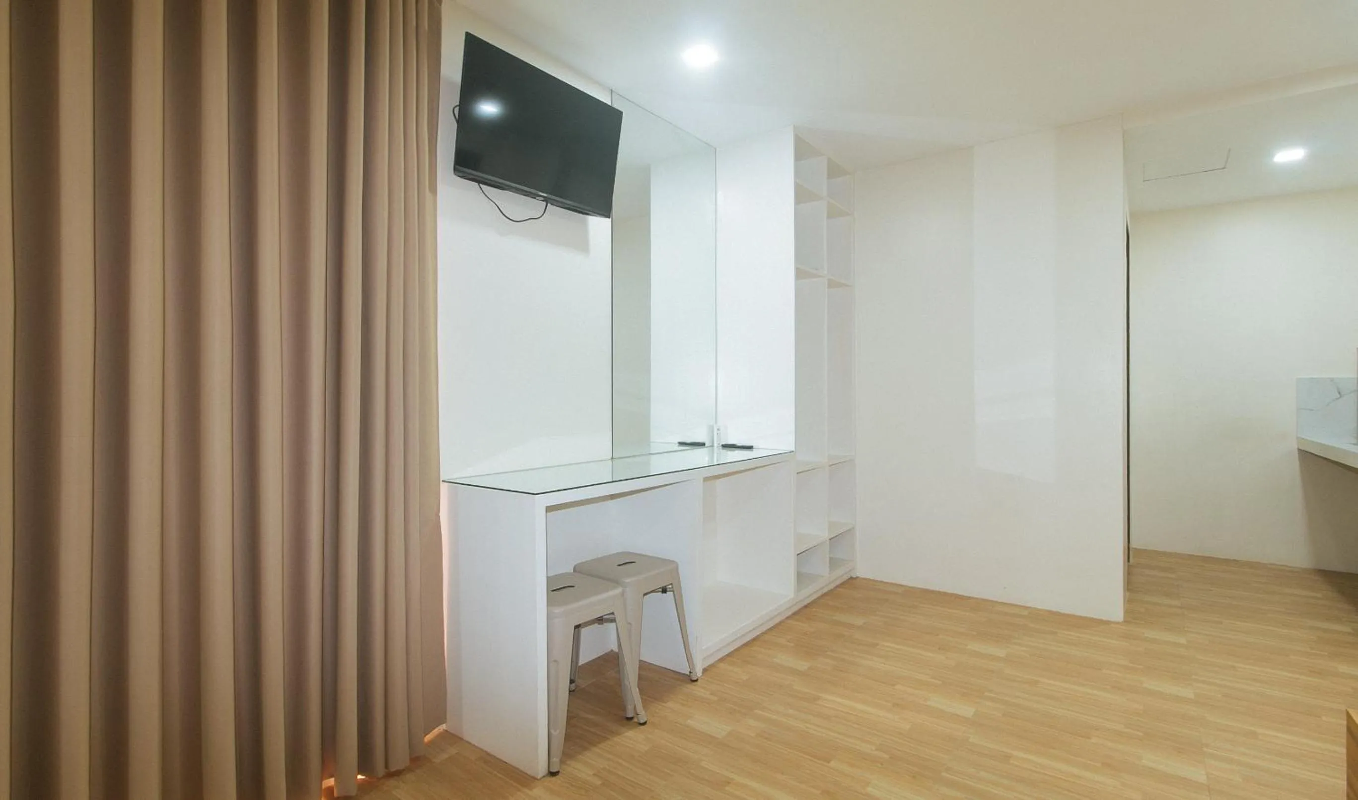 TV and multimedia in Avelida Homes by RedDoorz