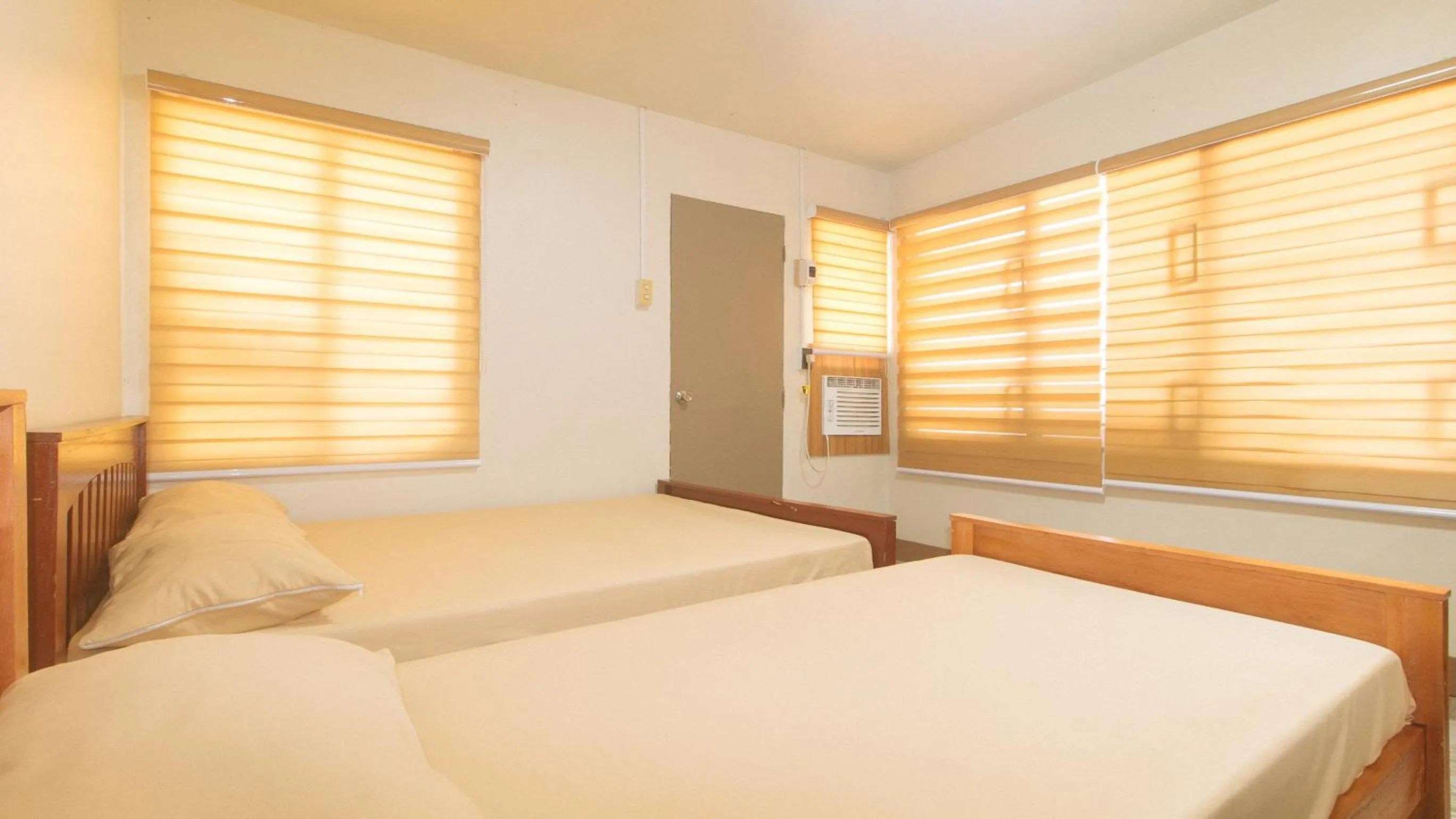 Photo of the whole room, Bed in Kababayan Pensione House by RedDoorz