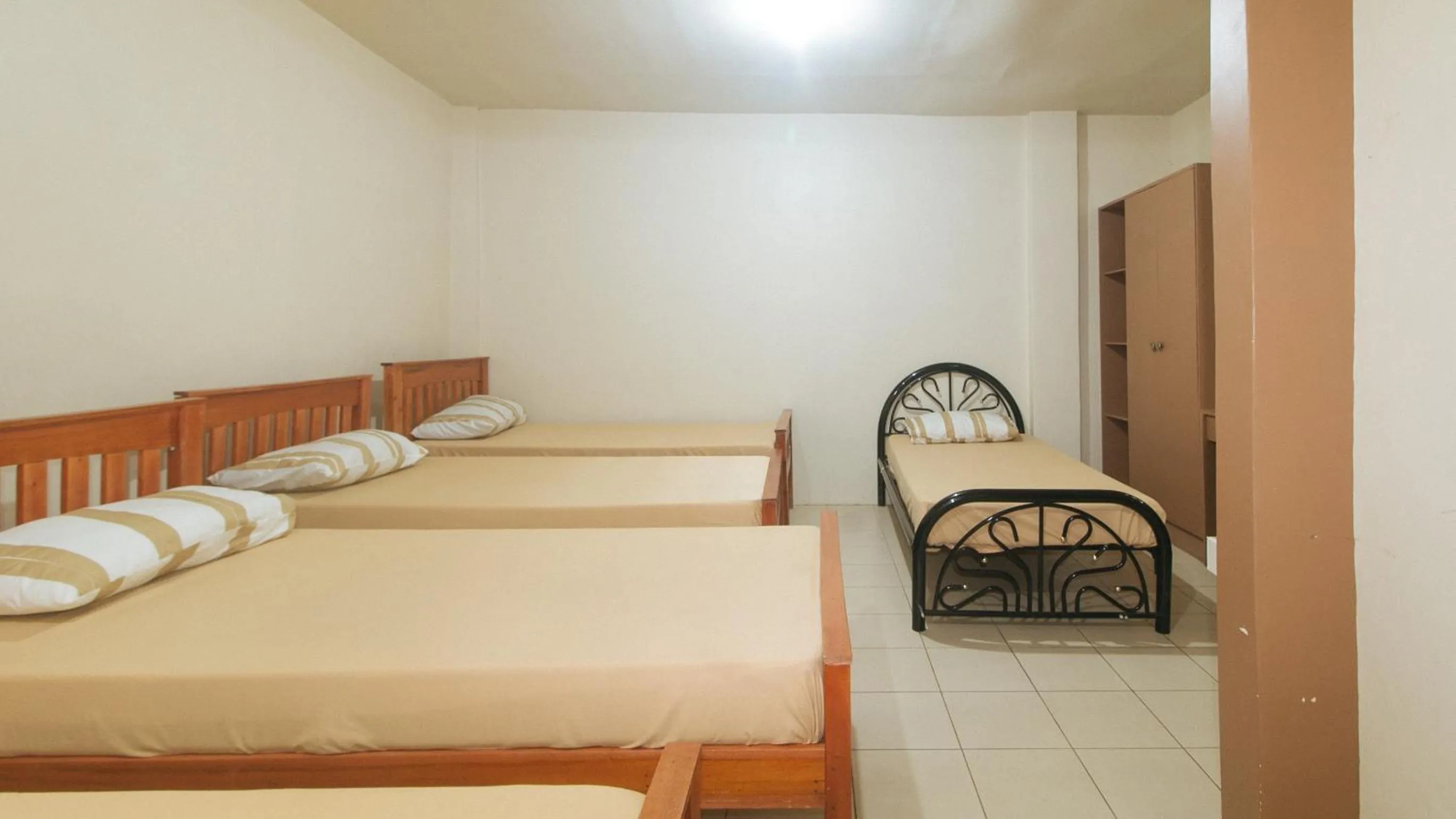 Bed in Kababayan Pensione House by RedDoorz