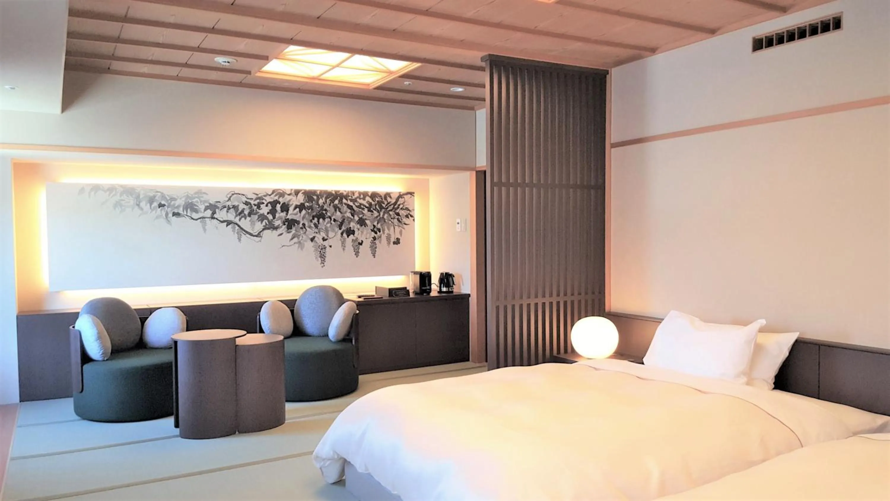 Living room, Bed in Hotel Kasugai