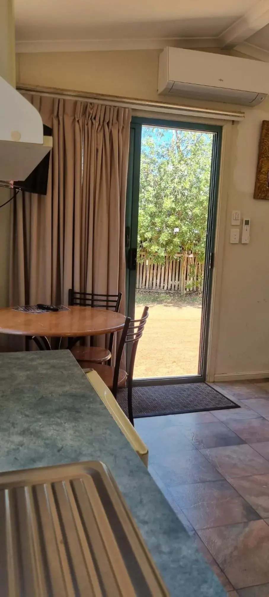 Standard Double Room - single occupancy in Blackall Caravan Park Standard Double Room - single occupancy in Blackall Caravan Park