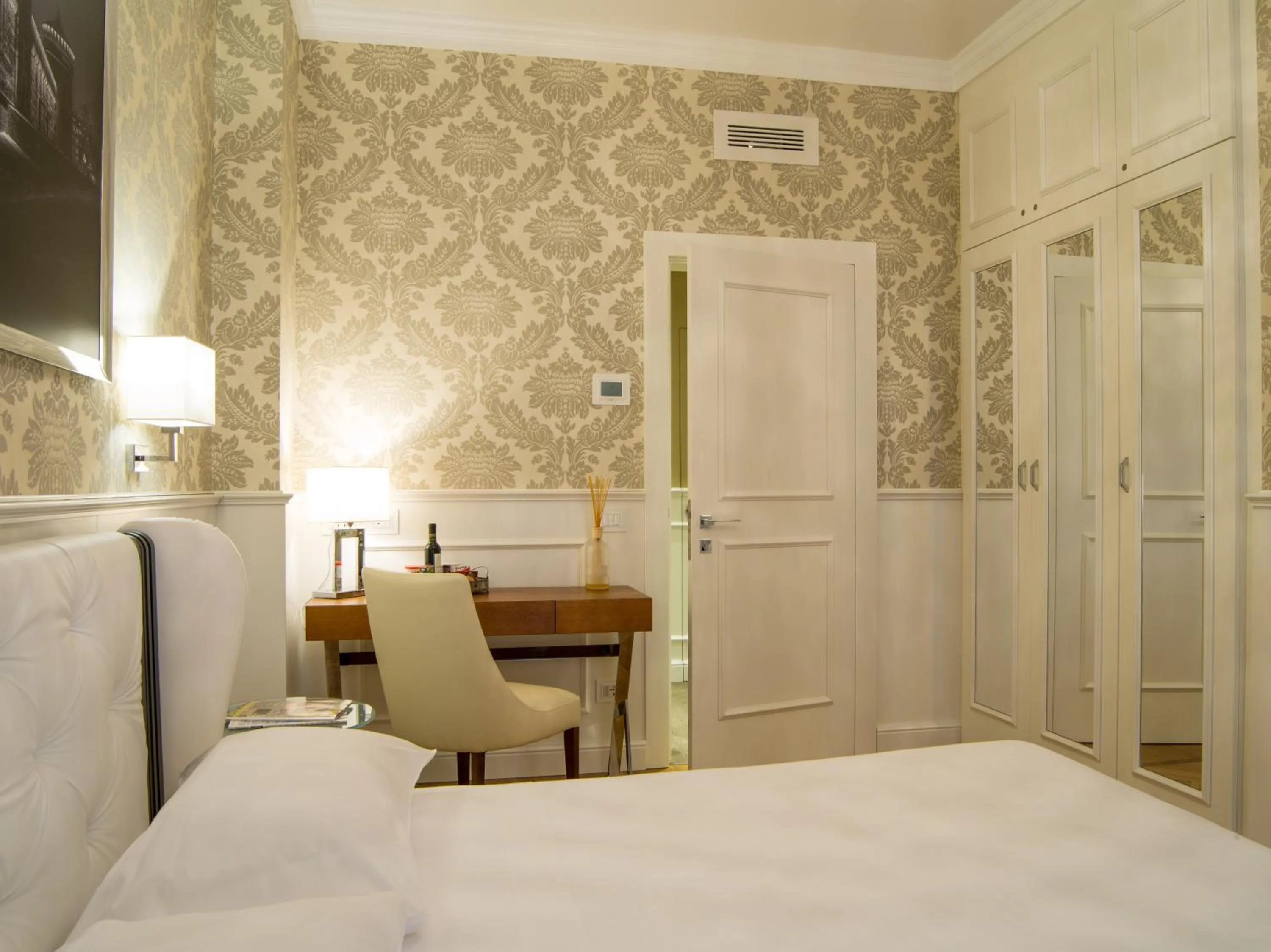 Photo of the whole room, Bed in Duomo Rooms