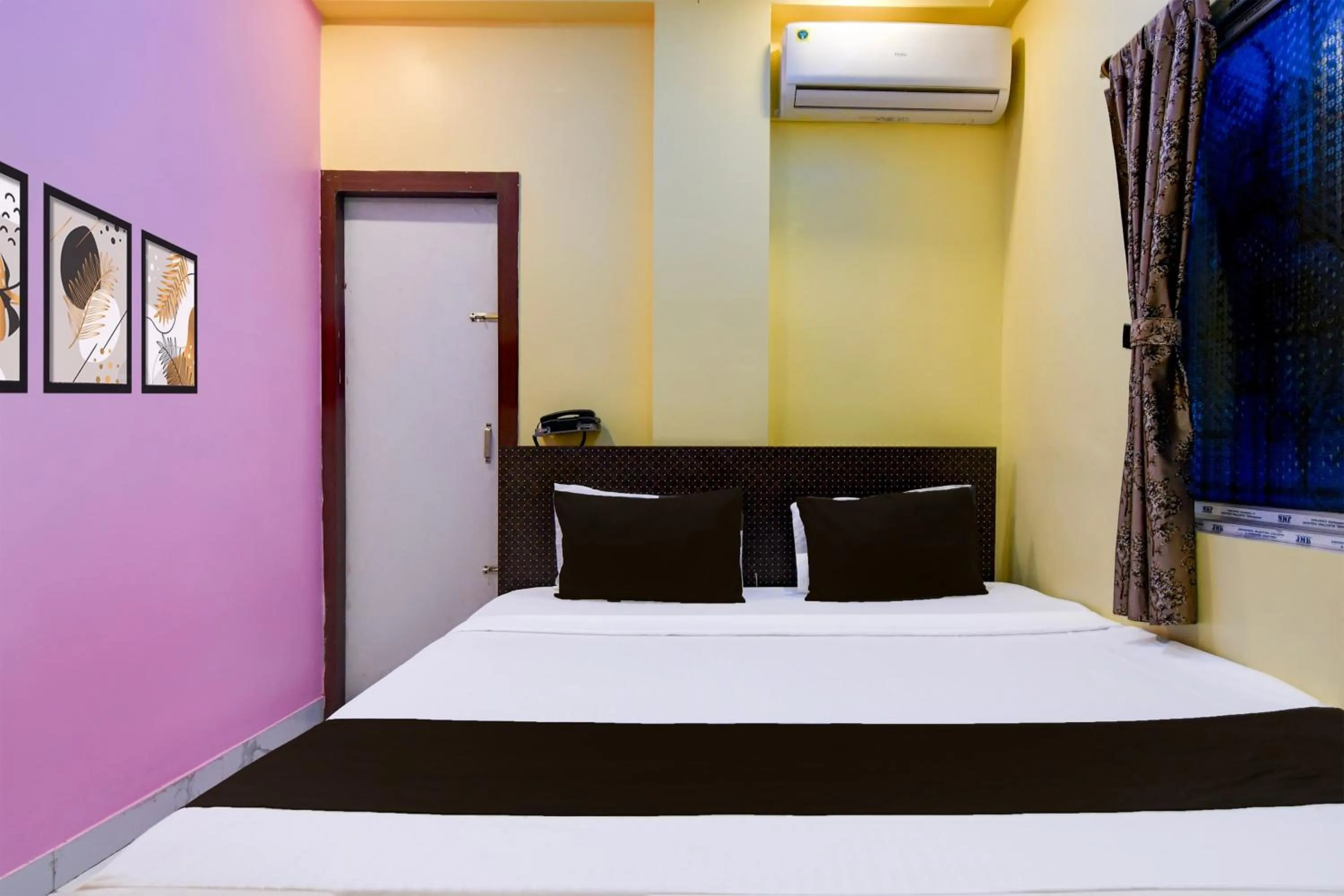 Bedroom, Bed in Hotel O Golden Queen