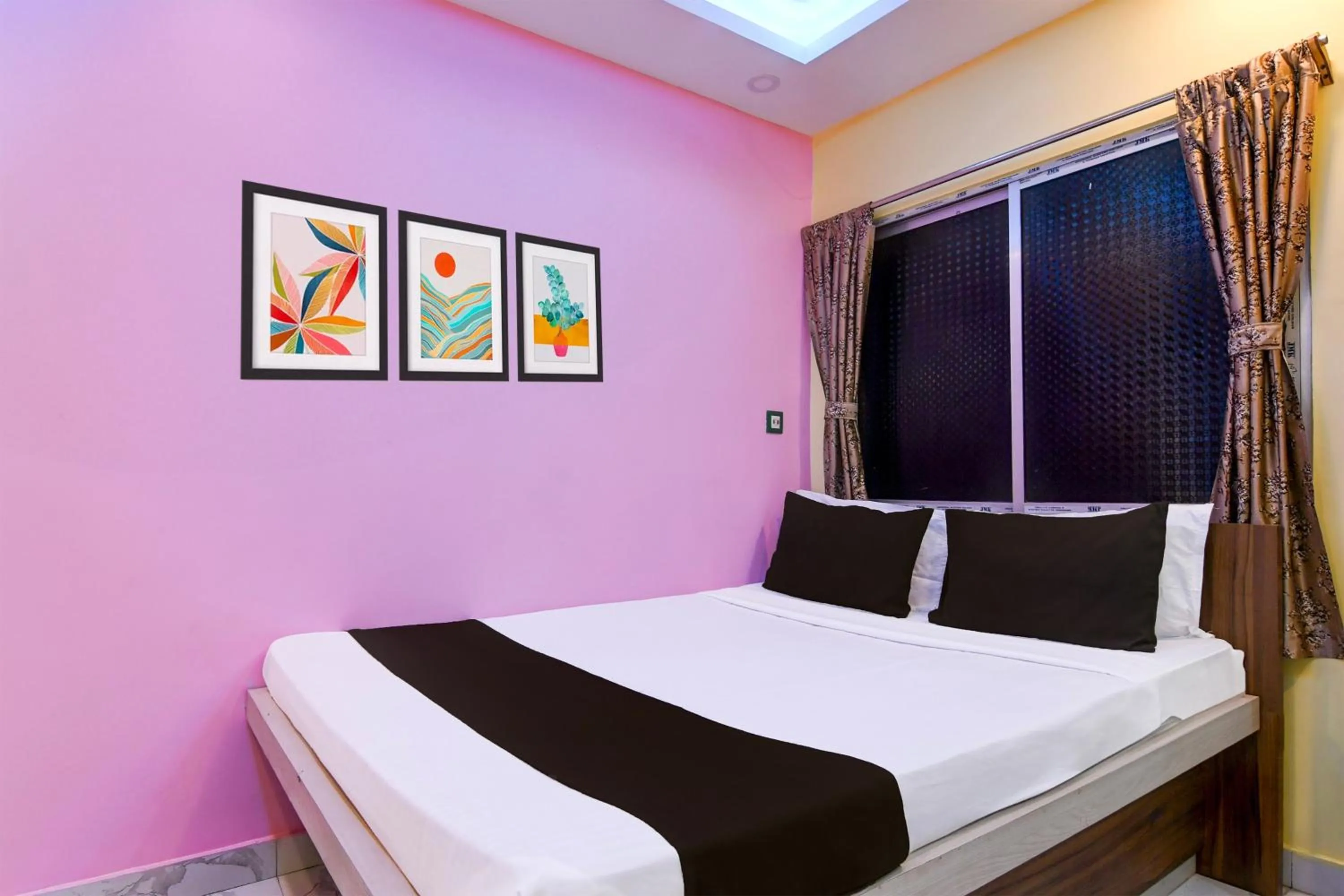 Bedroom, Bed in Hotel O Golden Queen