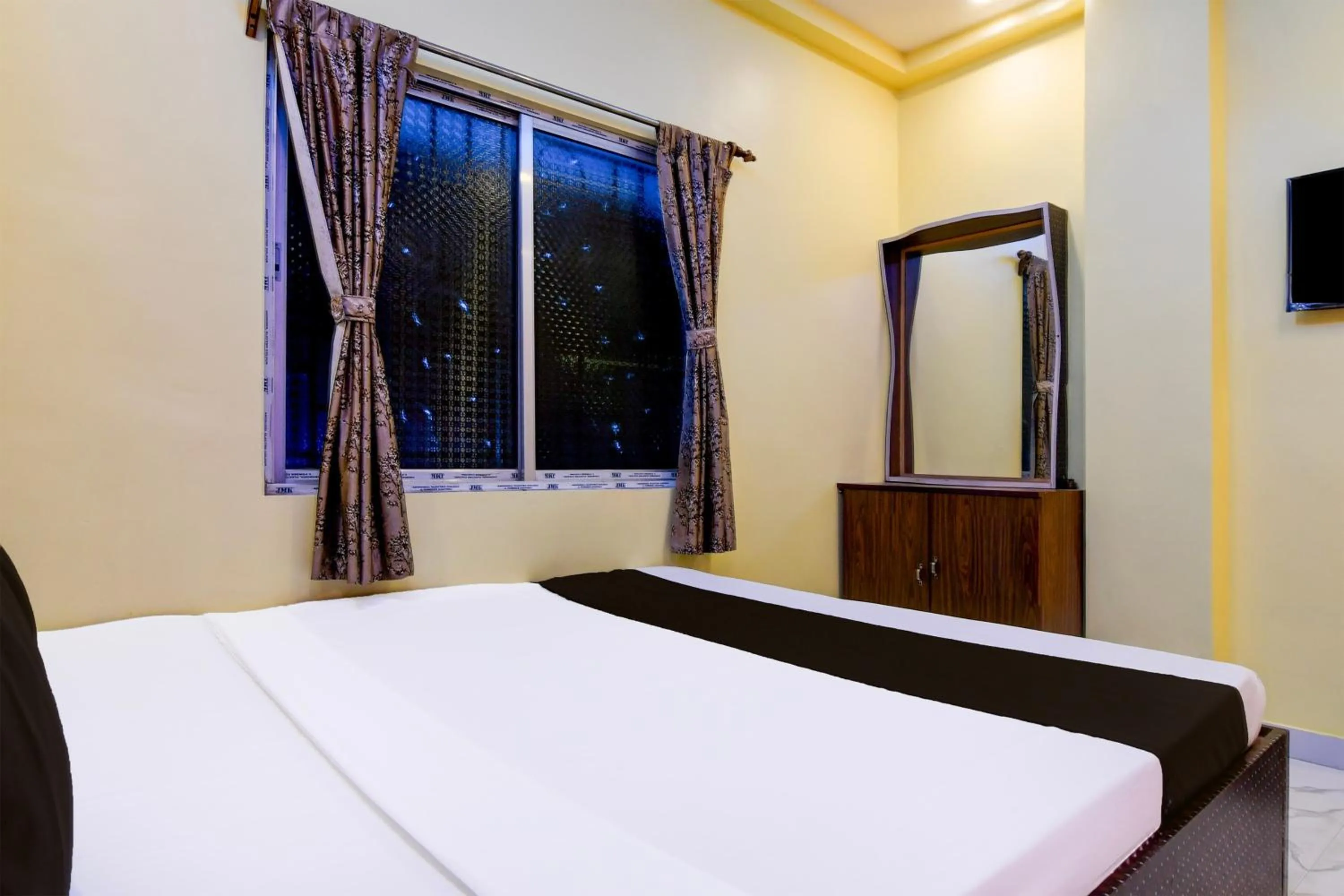 Bedroom, Bed in Hotel O Golden Queen