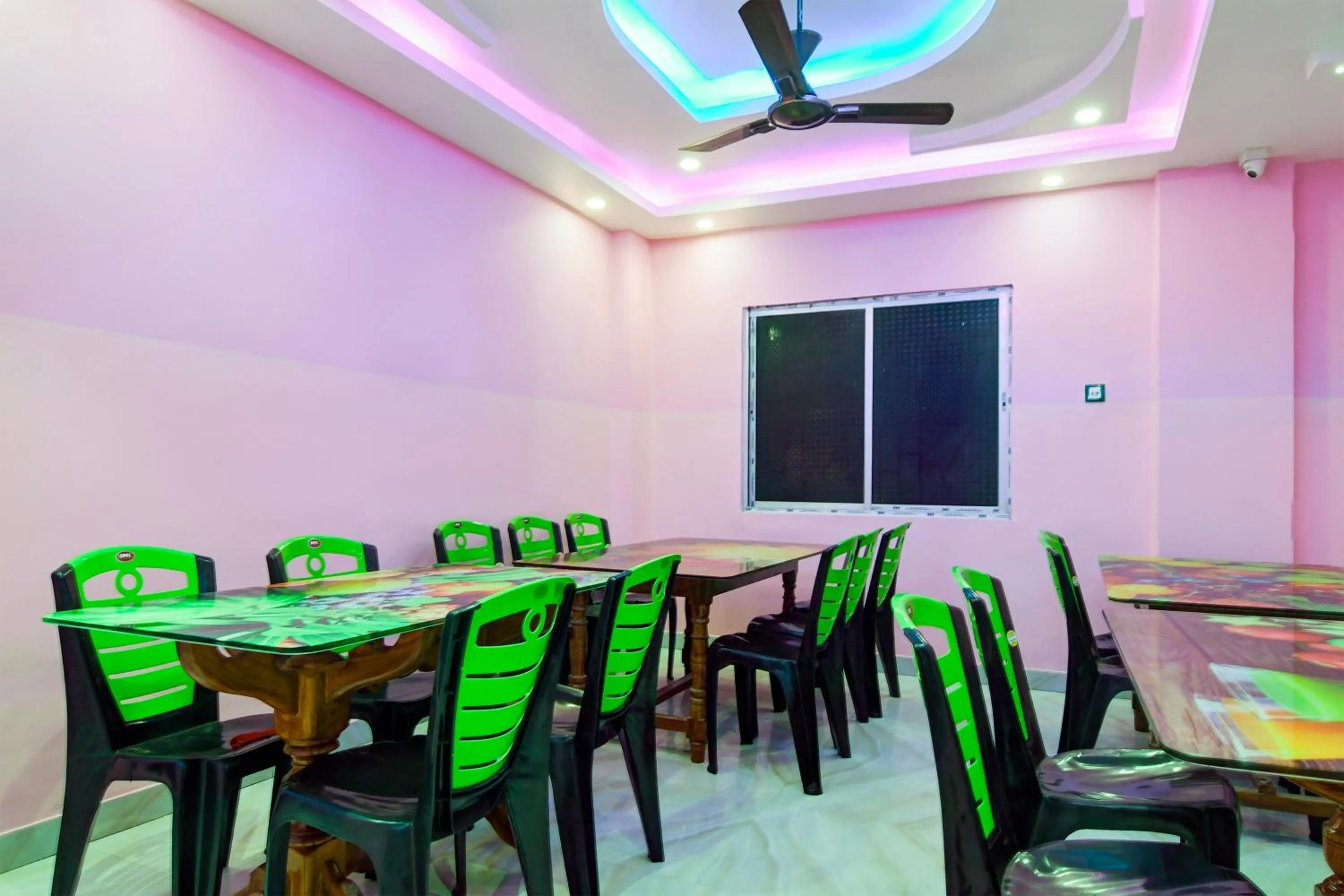 Restaurant/places to eat in Hotel O Golden Queen