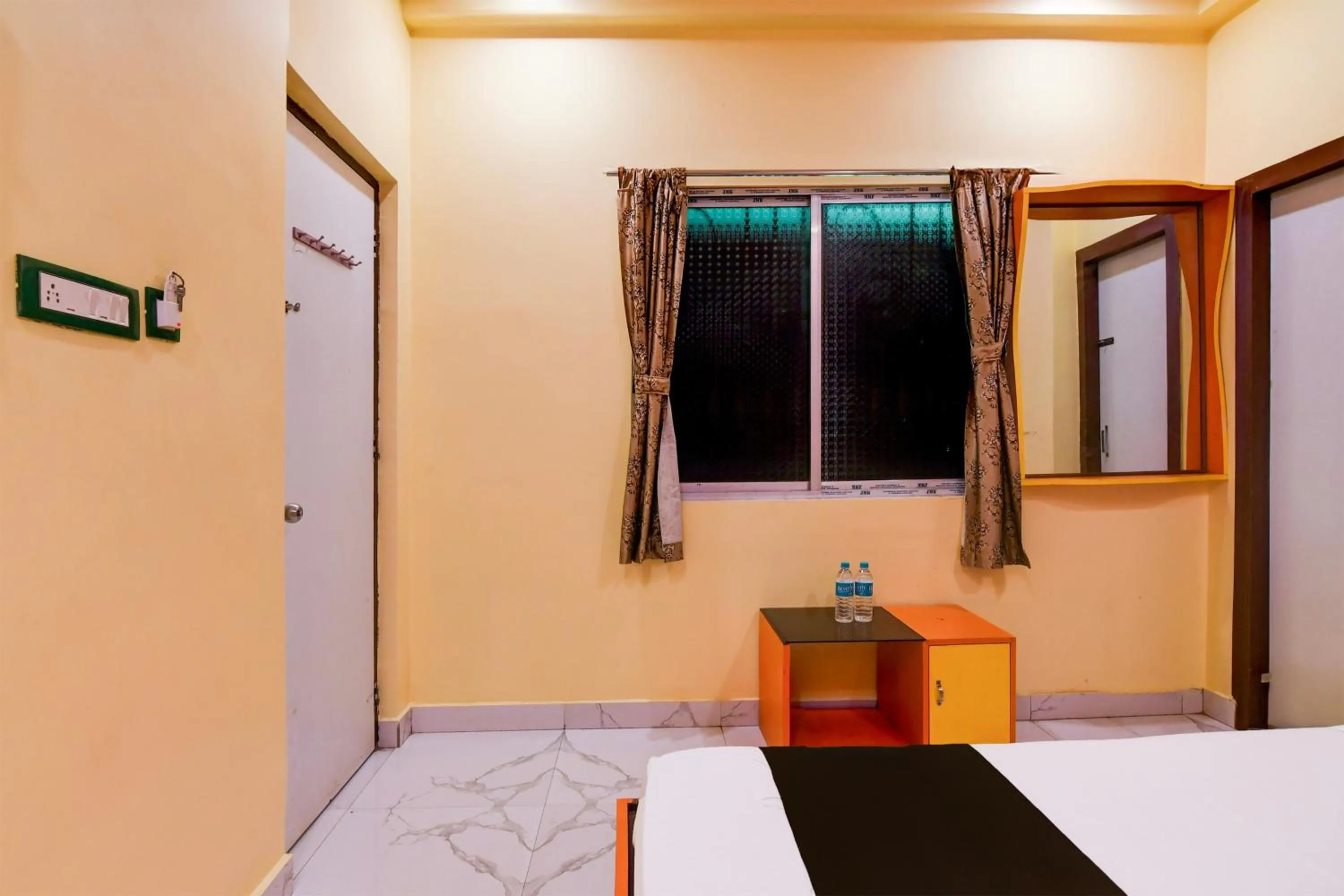 Bedroom, Bed in Hotel O Golden Queen